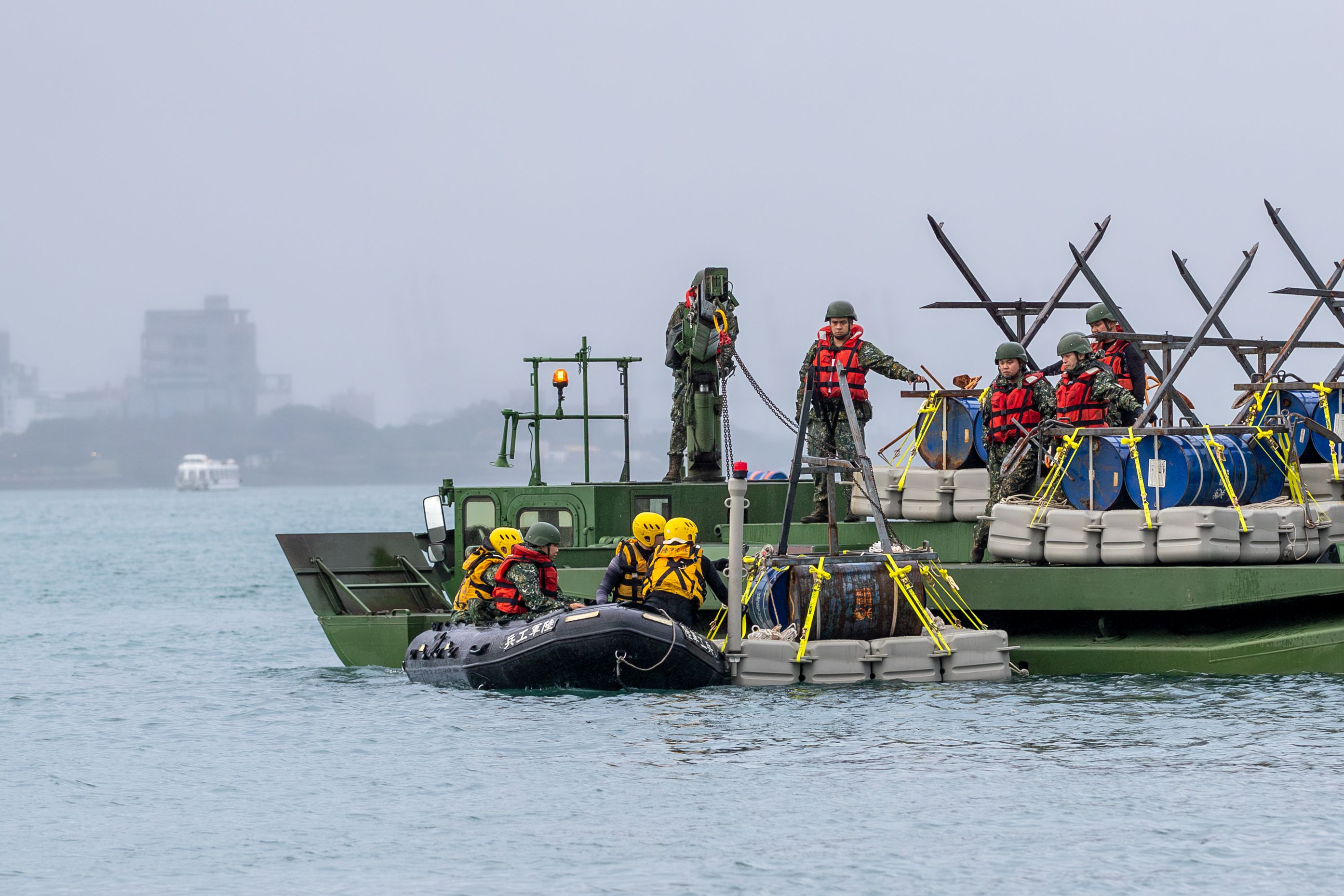 20251230-工兵部隊執行河道阻絕任務。（第三作戰區提供）