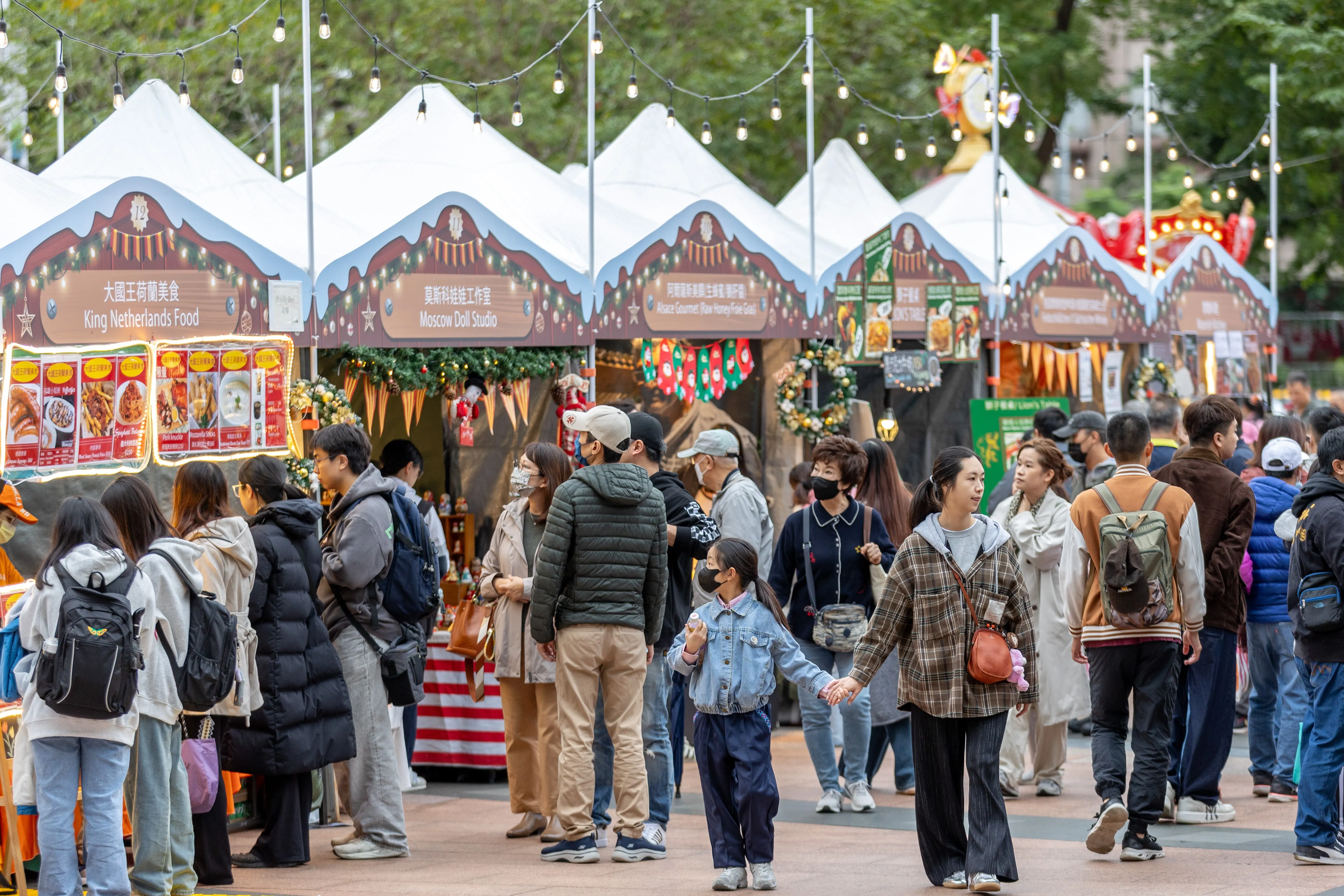 深受民眾喜愛的「Freunde willkommen！德國耶誕市集」同樣展現高度吸引力，讓各國遊客在城市中感受濃厚歐式耶誕氛圍。圖/新北市政府觀旅局提供