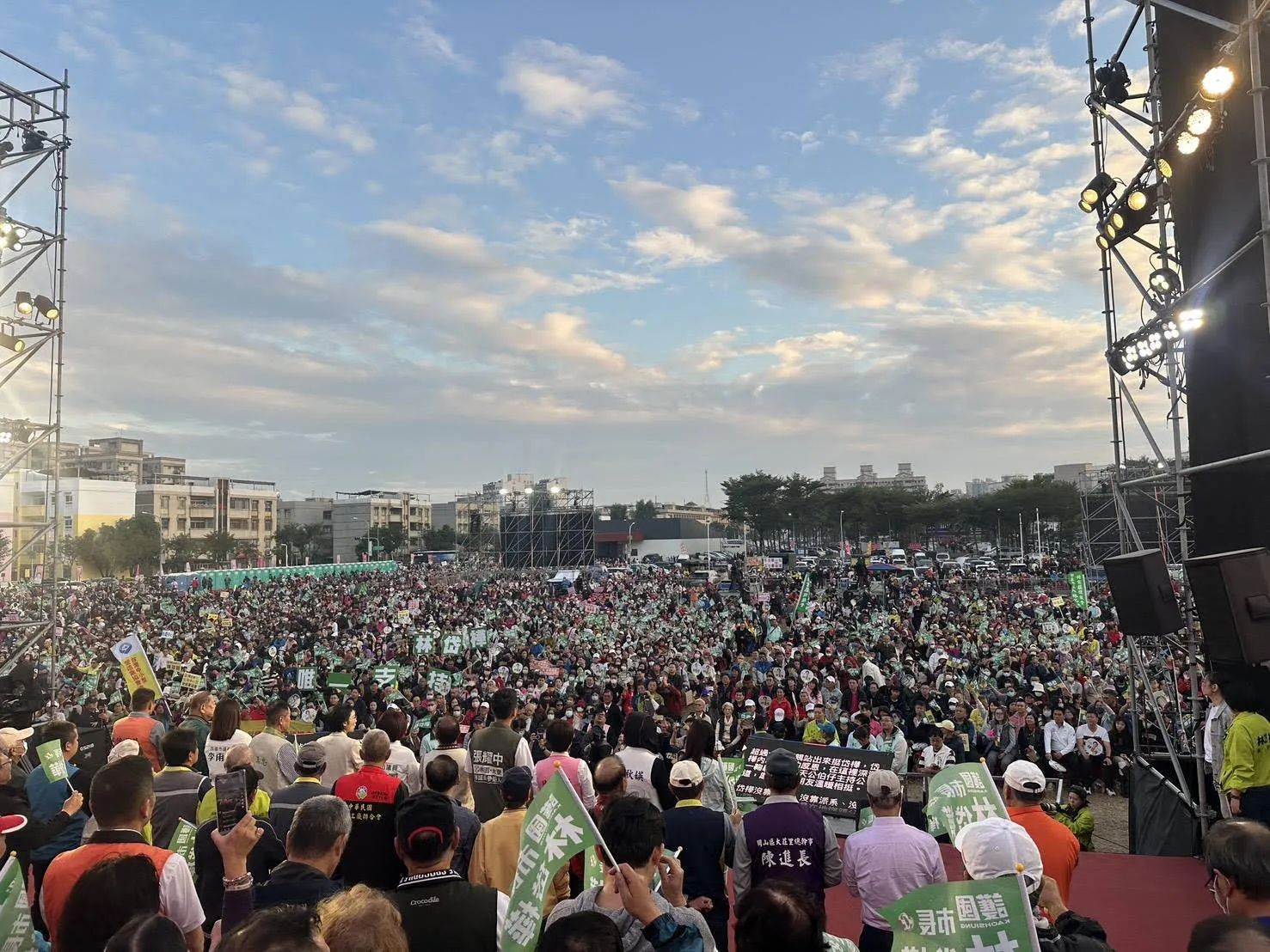 民進黨高雄市長初選白熱化，上周末立委林岱樺在鳳山舉辦的「三山造勢」最終場，現場擠爆10萬人參與，震撼港都政壇。（圖／林岱樺辦公室提供 ）