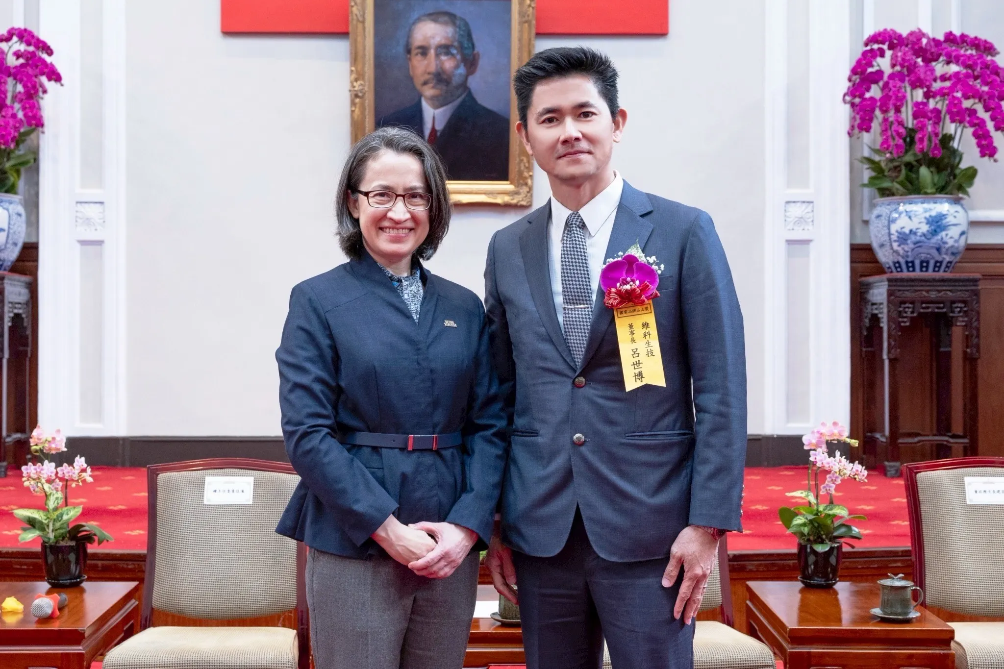 副總統蕭美琴(左)與婕樂纖創辦人呂世博(右)合影。（圖/婕樂纖提供）