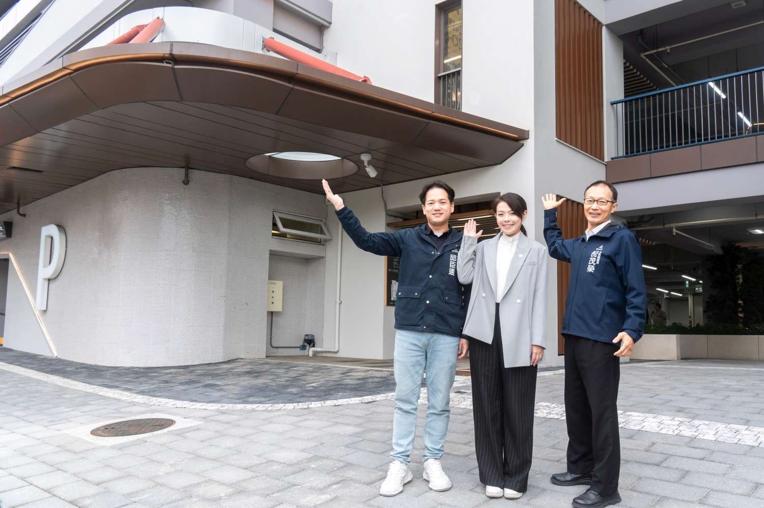 市長高虹安與副市長邱臣遠及交通處長倪茂榮合影留念。（圖／新竹市政府提供）