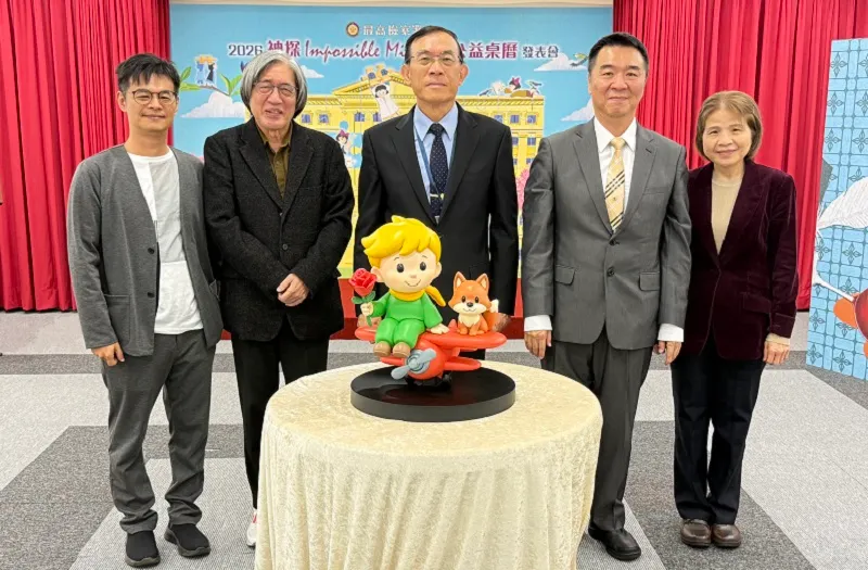 檢察總長邢泰釗（中）繼續推出2026公益桌曆與公仔。（最高檢官網）