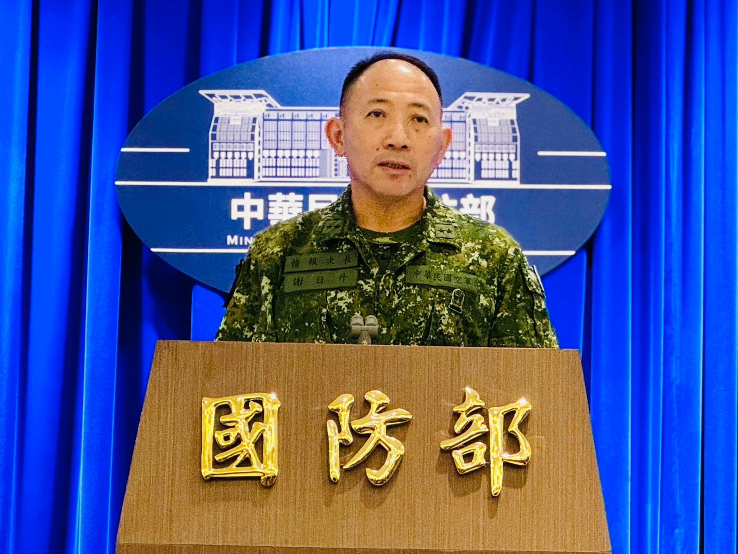 20251230-國防部情報次長謝日升中將表示，共軍於今日上午9時至下午1時，由福建平潭、石獅區域，向台灣北部（17枚）、西南海域（10枚）射擊共2波次多管火箭，共計27枚。（張曜麟攝）