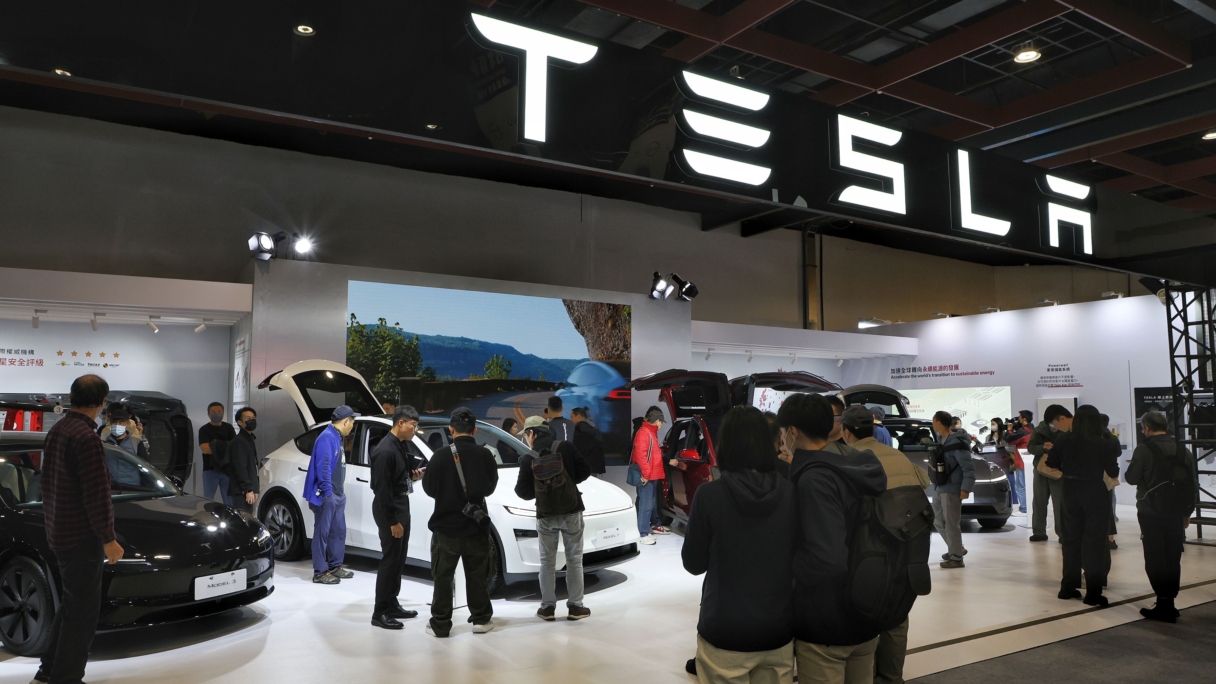 20261231-2026台北新車暨新能源車大展31日開幕，圖為特斯拉Tesla汽車。（柯承惠攝）