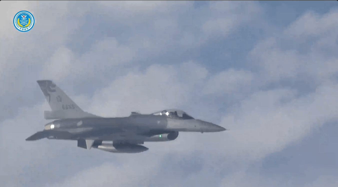 疑似我國空軍F-16被解放軍拍攝的畫面。（翻攝東部戰區微信公眾號）