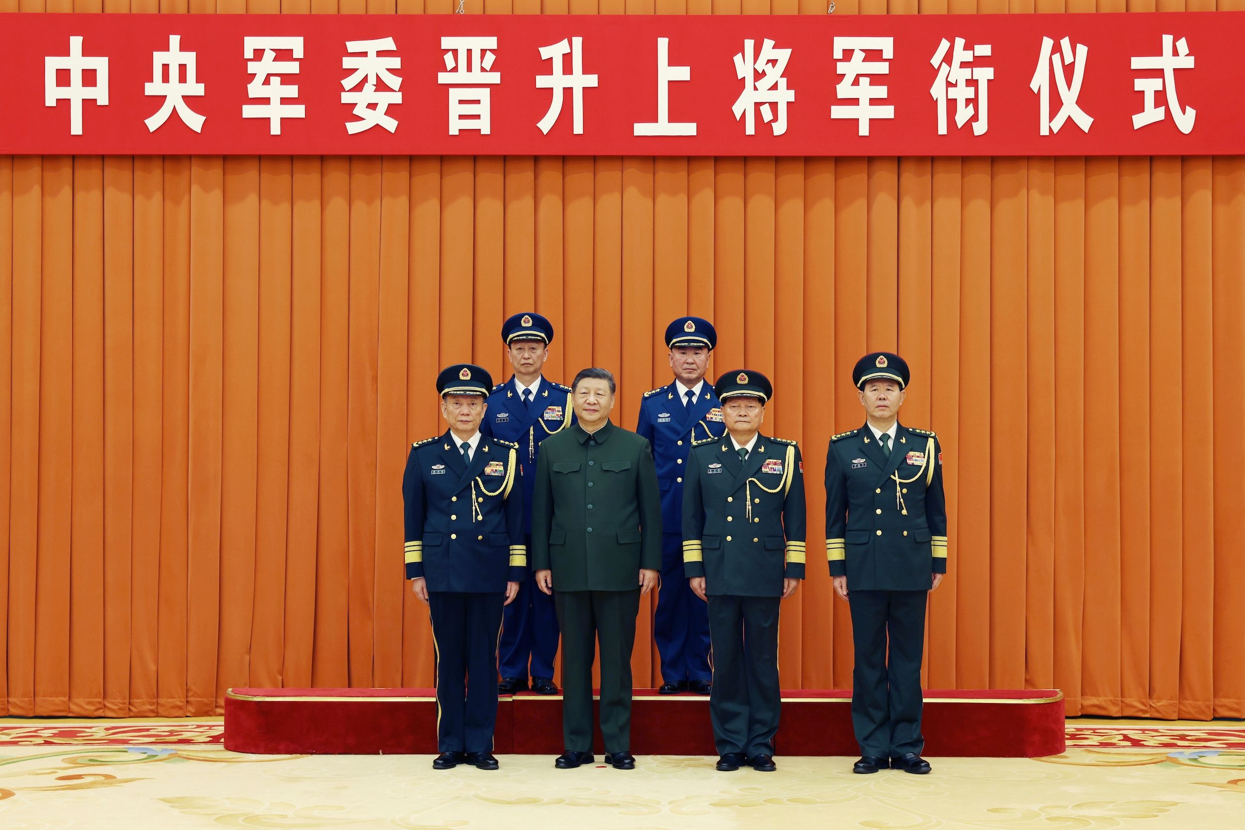 2025年12月22日、中国・北京にて、上将昇進式の後に東部戦区司令官・楊志斌氏（後列左）および中部戦区司令官・韓勝延氏ら軍幹部と記念撮影を行う中国国家主席兼党中央軍事委員会主席・習近平氏（前列左から2人目）。（新華社／AP通信）