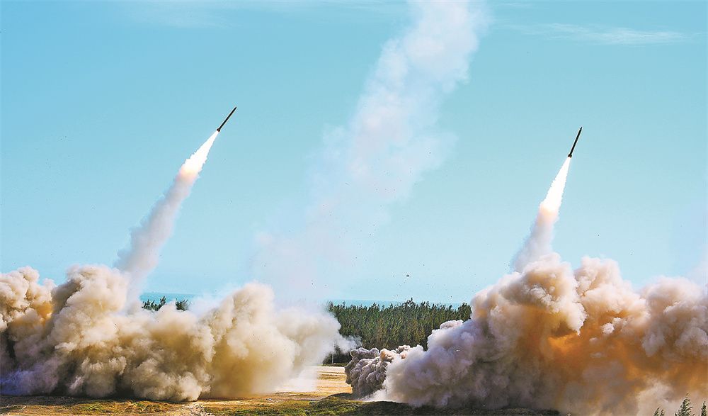 共軍29日、30日發動「正義使命2025」圍台軍演，並以「PCH-191遠程火箭炮」對基隆、台南外海發射共27枚火箭彈。（翻攝自解放軍東部戰區網站）