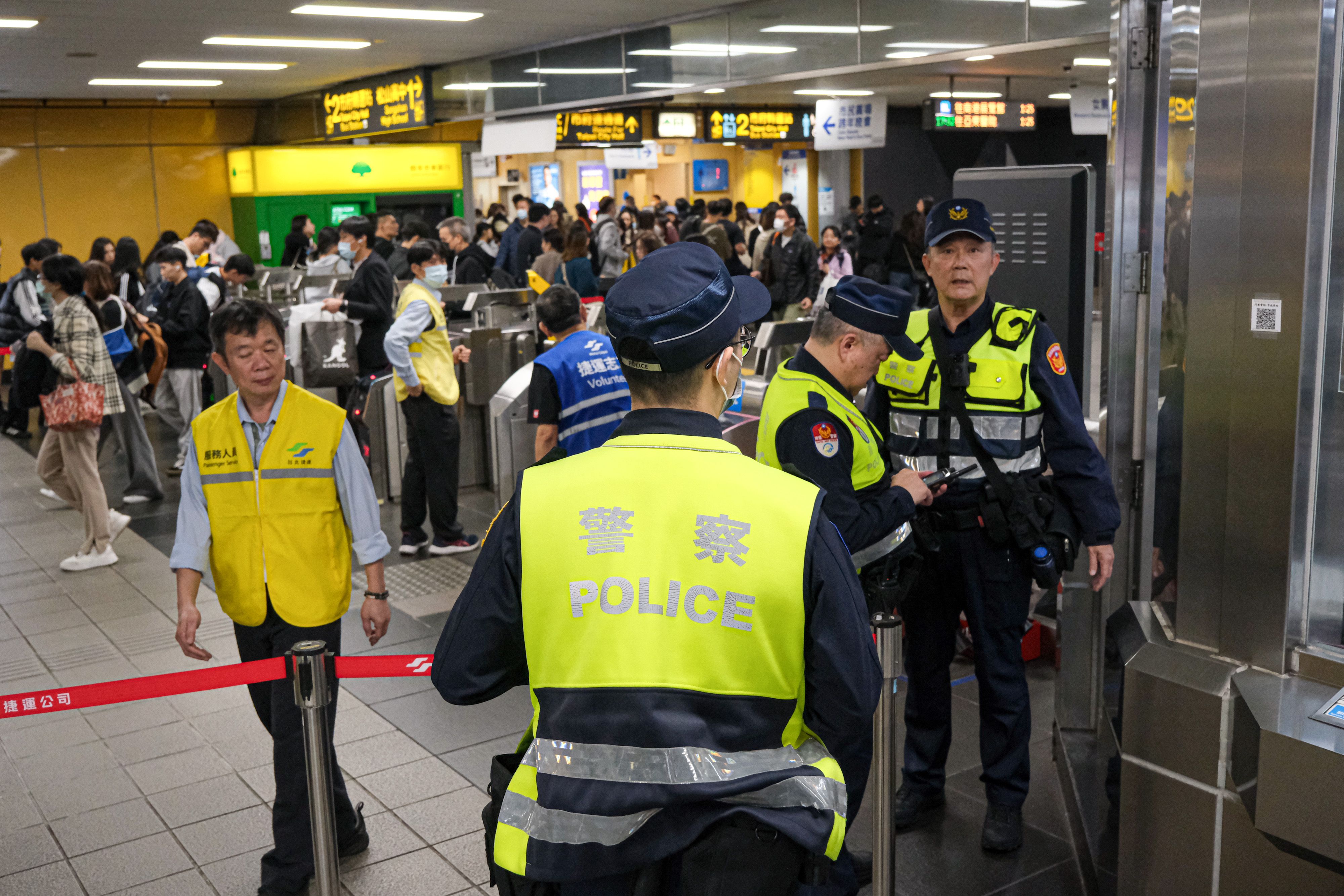 20251231-台北市2026跨年晚會31日於市民廣場舉行，圖為捷運市政府站內的人潮及警察維安的情形。（劉偉宏攝）