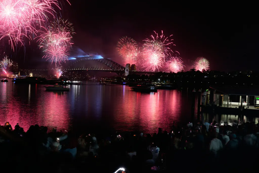 澳洲雪梨迎接2026的跨年煙火秀。（美聯社）