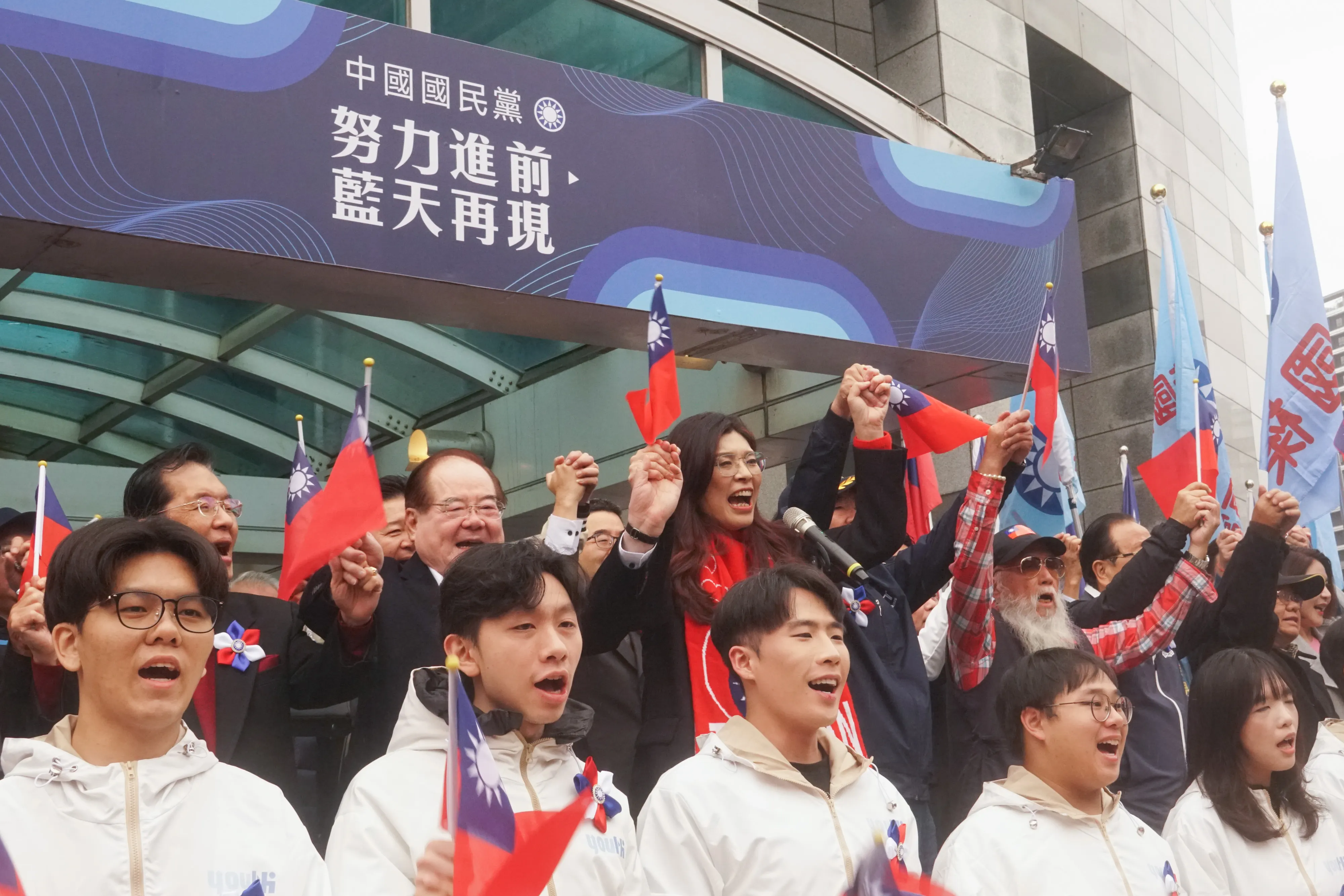 20260101-國民黨主席鄭麗文(中)出席黨部前元旦升旗典禮。(蔡親傑攝)