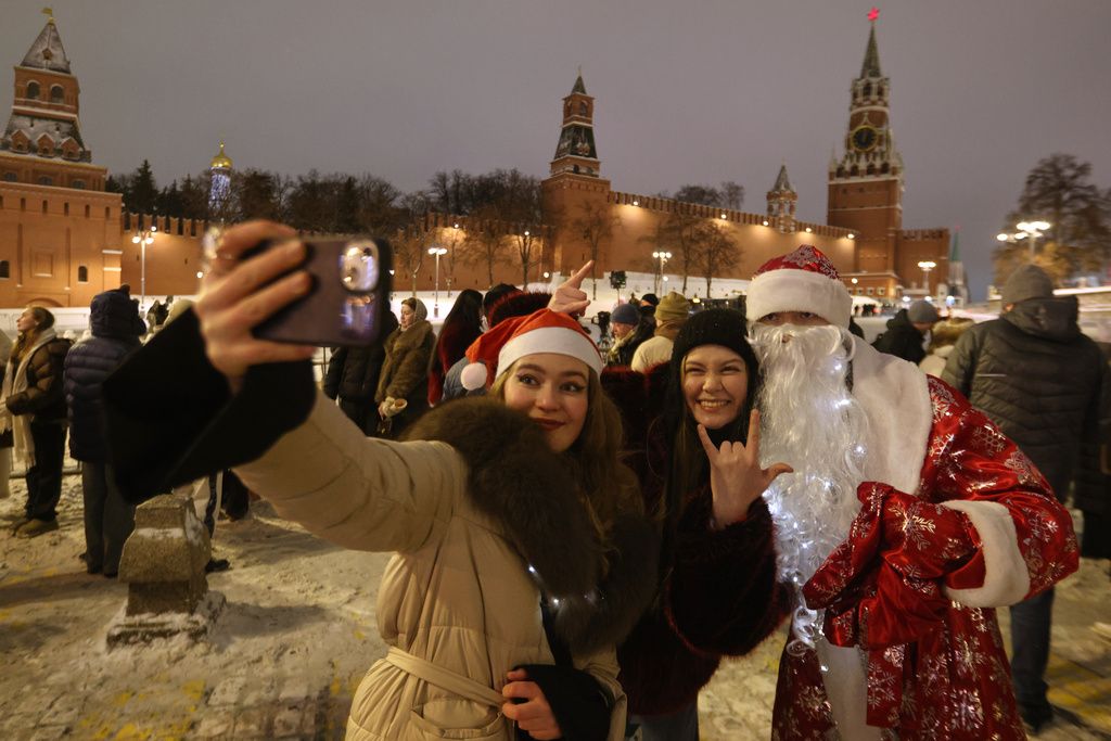 俄羅斯民眾前往紅場慶祝2026到來。（美聯社）