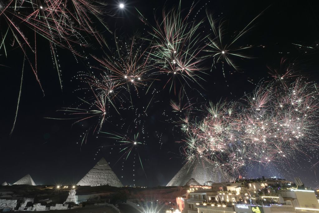 埃及在古夫王金字塔前施放壯麗煙火迎來2026。（美聯社）