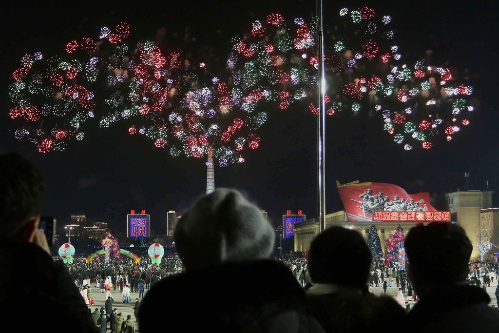 北韓平壤也舉行盛大跨年活動，並在體育場施放壯麗煙火。（美聯社）