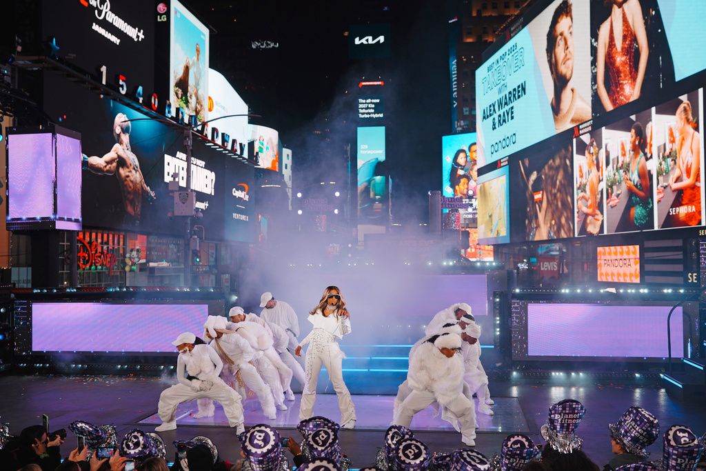 被視為西半球最重要的跨年慶典之一，紐約時代廣場依舊湧入可觀的人潮。（美聯社）