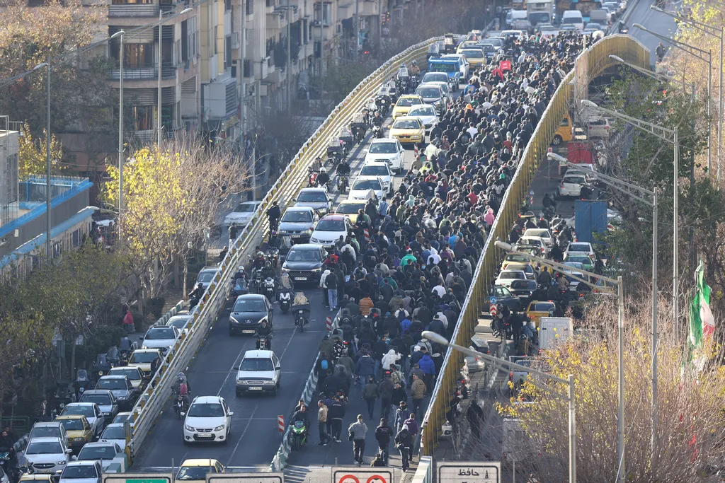 伊朗民眾不滿貨幣嚴重貶值影響生計而走上街頭抗議。（美聯社）