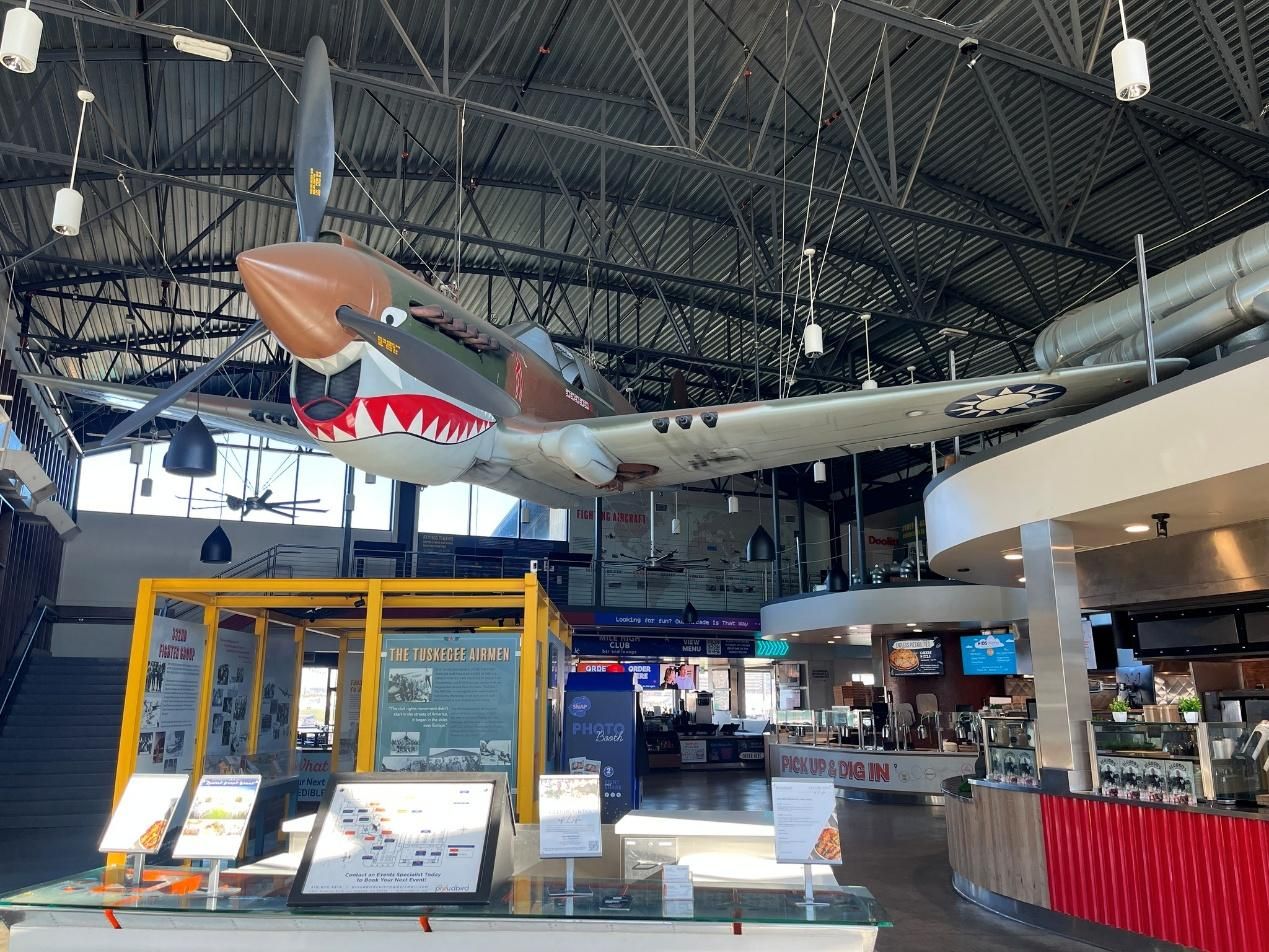 P-40與青天白日徽,被陳列於「驕傲之鳥」的室內展廳中。(作者提供)