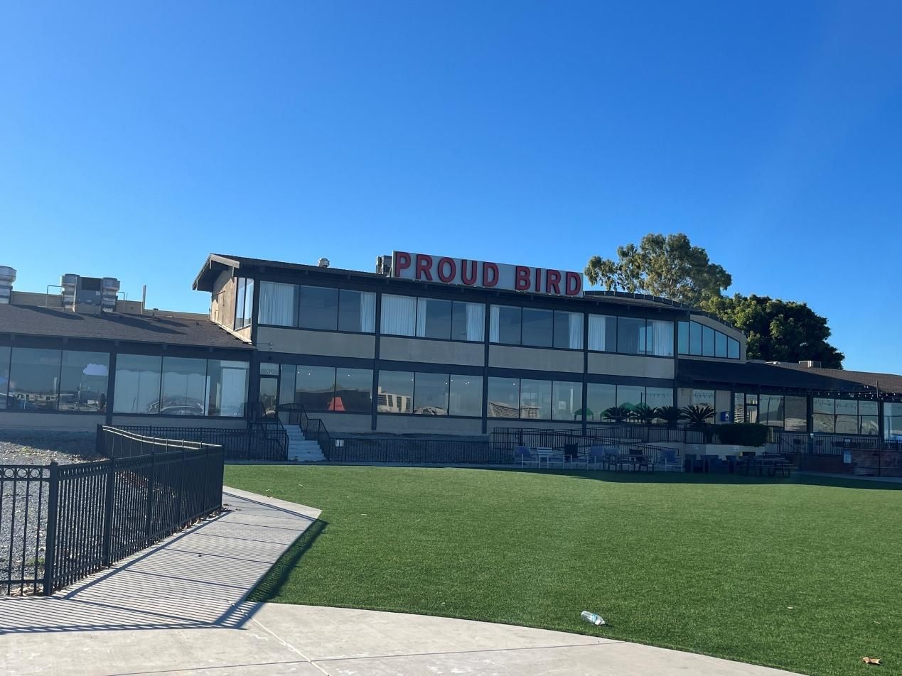 坐落於洛杉磯國際機場旁的「驕傲之鳥」,是航空發燒友聚餐的好地方。(作者提供)