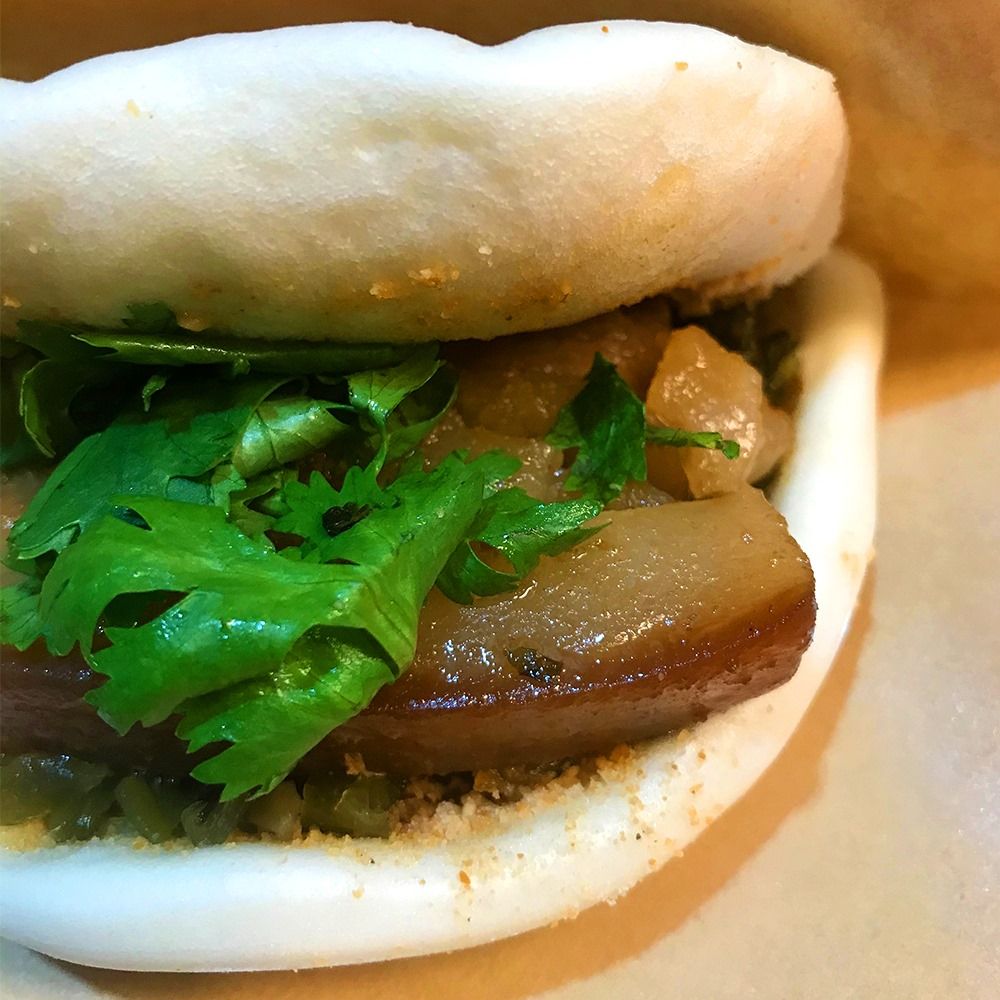 華西街夜市必吃美食:源芳刈包。(圖/取自華西街觀光夜市臉書粉專)