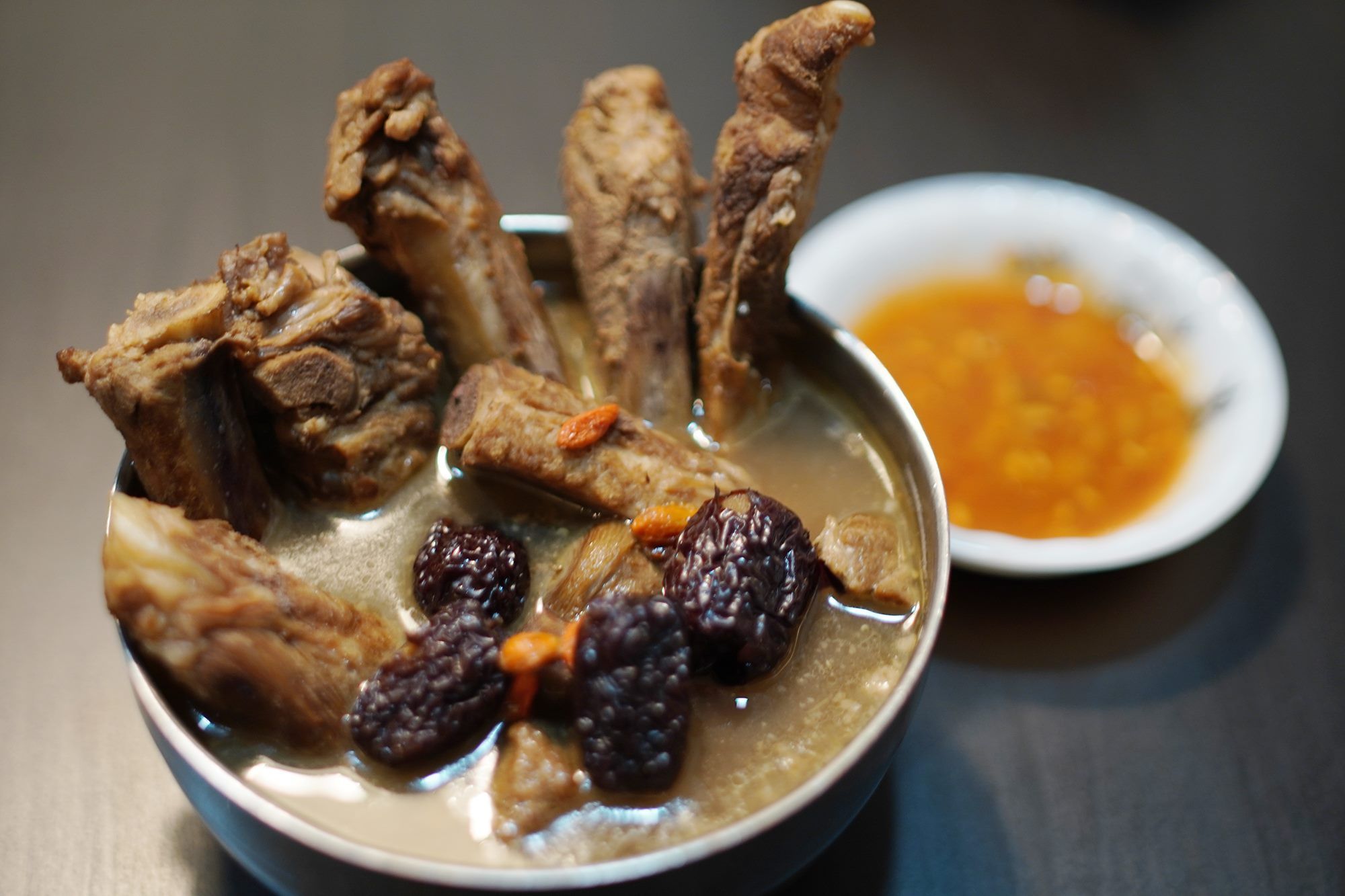 饒河街觀光夜市必吃美食:陳董藥燉排骨。(圖/取自台北市市場處官網)