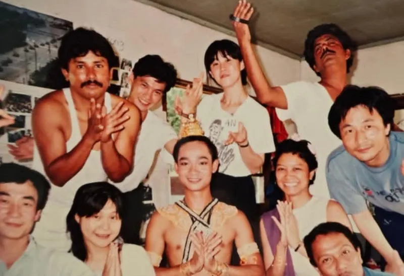 泰國民眾與戲劇知名演員 Tua (中間裸上身者)。（作者提供）