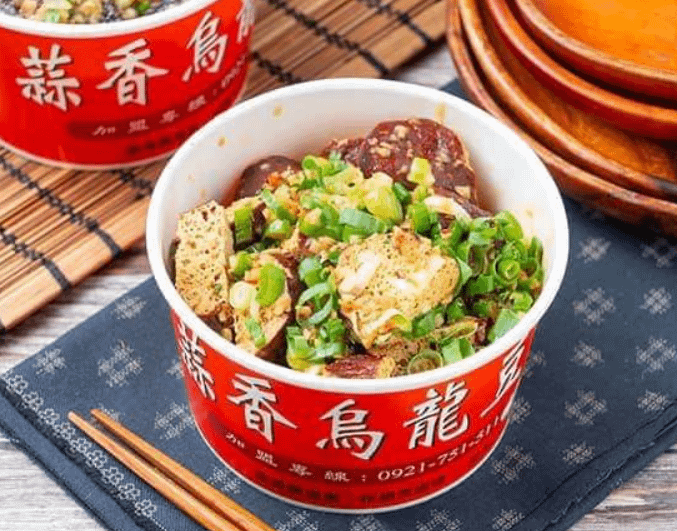 台南夜市推薦：歐とう桑蒜香烏龍豆干。（圖／取自歐とう桑蒜香烏龍豆干臉書粉專）