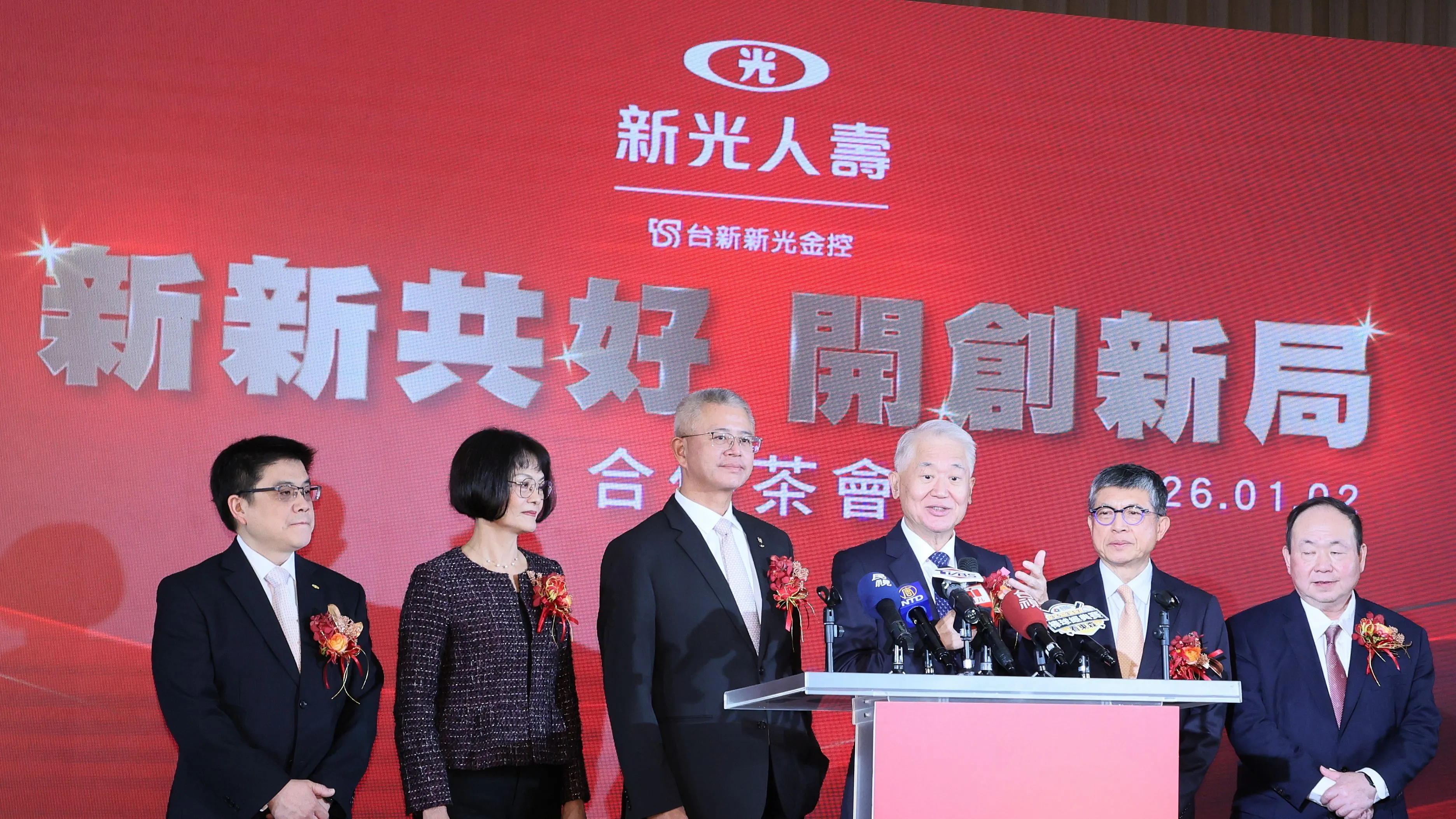 20260102-新光人壽董事長魏寶生(右三)、新光人壽總經理黃維義(右二)與新光人壽團隊2日出席新光人壽、台新人壽合併茶會。(柯承惠攝)