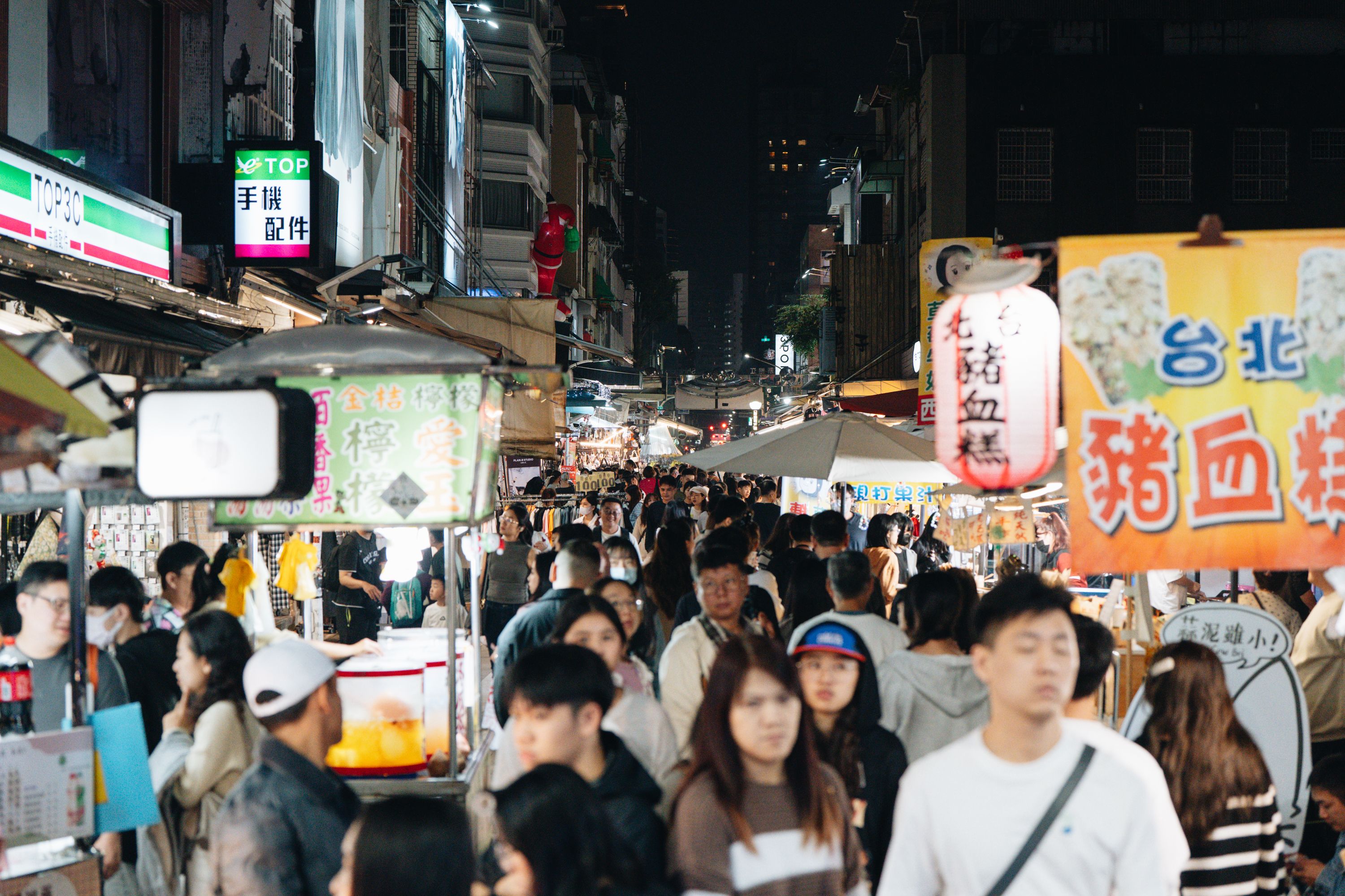 在「高雄聖誕生活節」系列活動的帶動下，周邊新堀江及中央公園商圈迎來久違的人潮復甦，更藉由人潮導引促動百貨業績成長，成功為高雄冬季注入商業動能。（圖/高雄市政府經濟發展局）