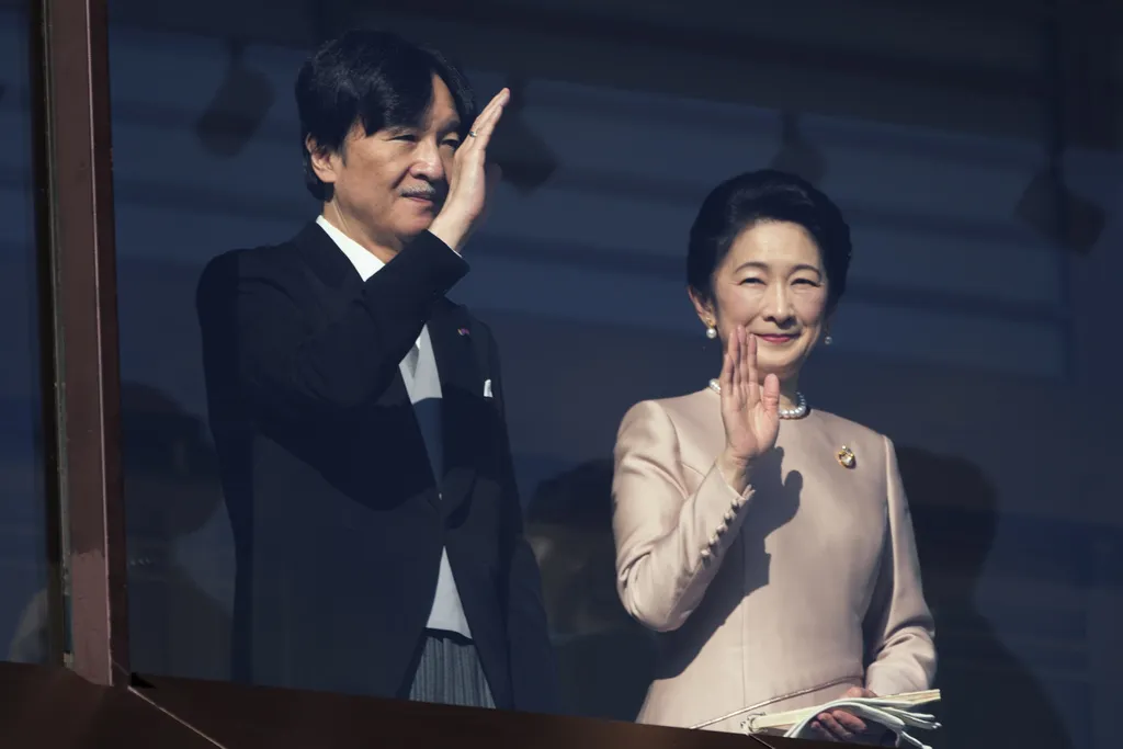 日本文仁皇嗣（左）與紀子妃在新年朝拜和民眾揮手。（美聯社）
