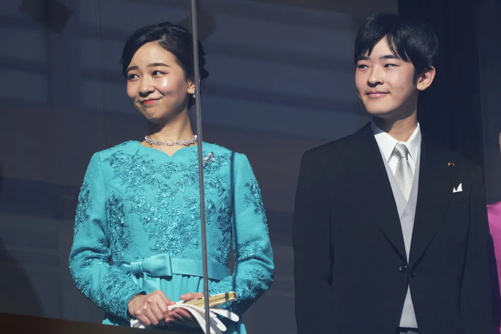 日本佳子內親王（左）與悠仁親王在新年朝拜和民眾揮手。（美聯社）