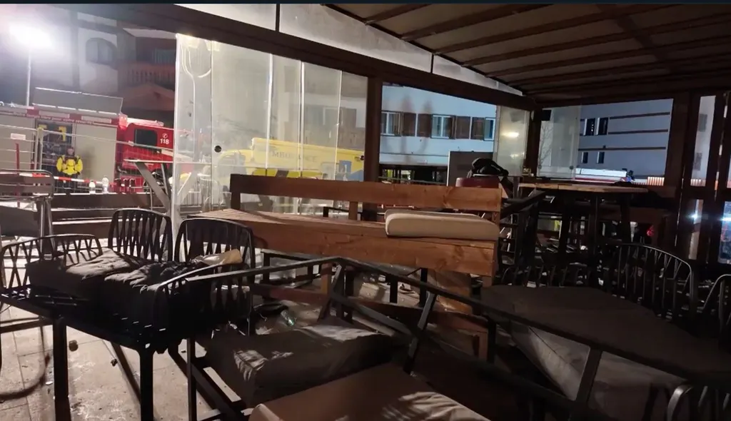 瑞士著名滑雪勝地克朗斯－蒙塔納一處酒吧，跨年夜發生嚴重火災，奪走40條年輕生命。（美聯社）