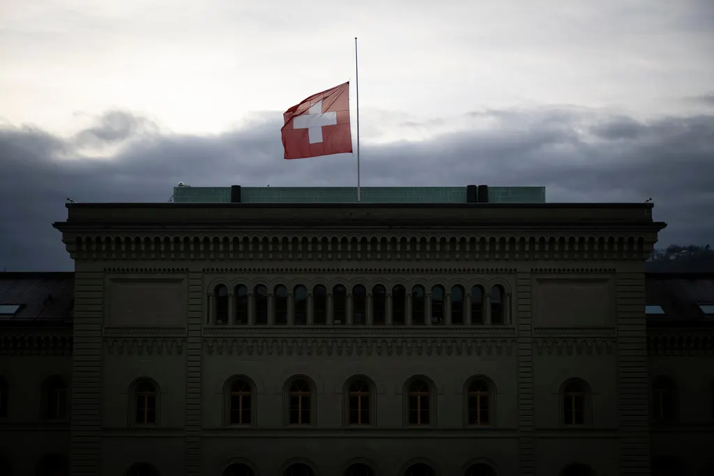 瑞士著名滑雪勝地克朗斯－蒙塔納一處酒吧，跨年夜發生嚴重火災，奪走40條年輕生命。（美聯社）