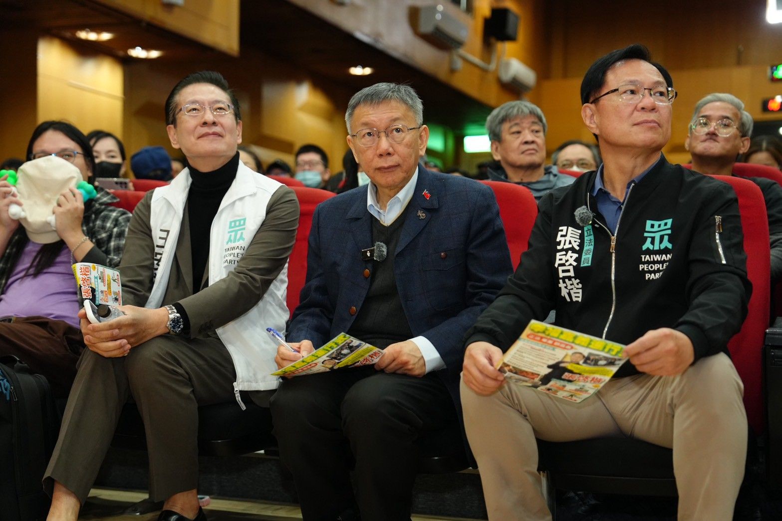 20260103-民眾黨前主席柯文哲（中）、立委張啓楷（右）出席「阿北回嘉小草座談」。（民眾黨提供）