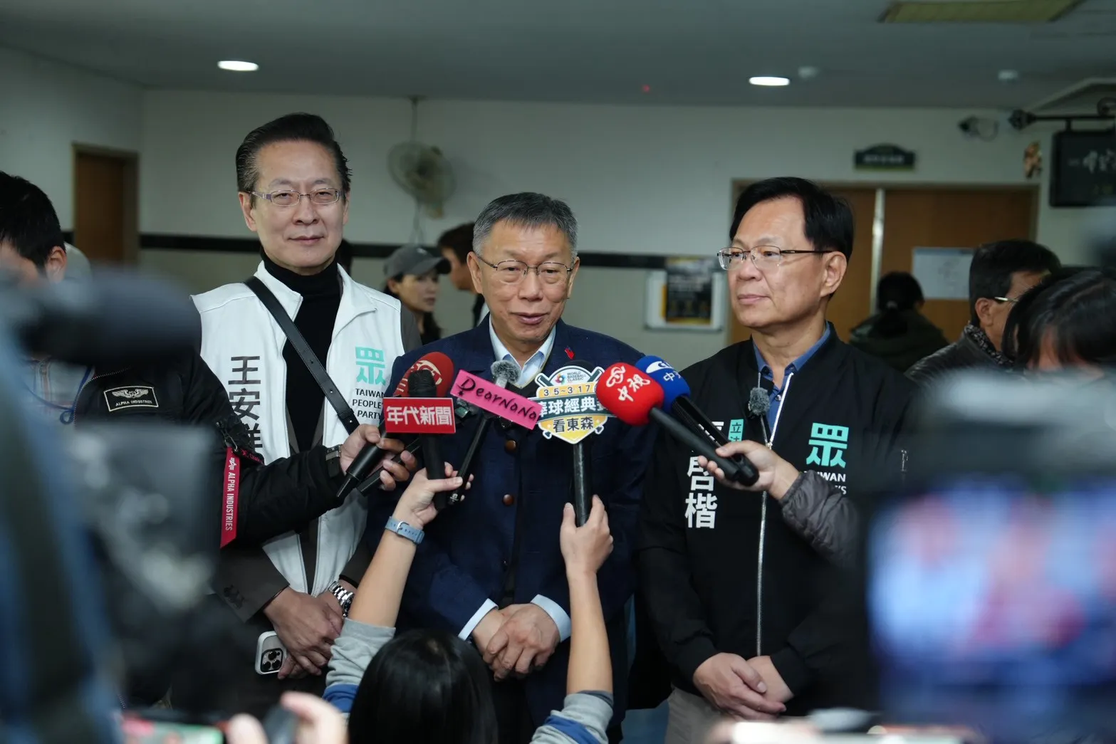 20260103-民眾黨前主席柯文哲（中）、立委張啓楷（右）出席「阿北回嘉小草座談」。（民眾黨提供）