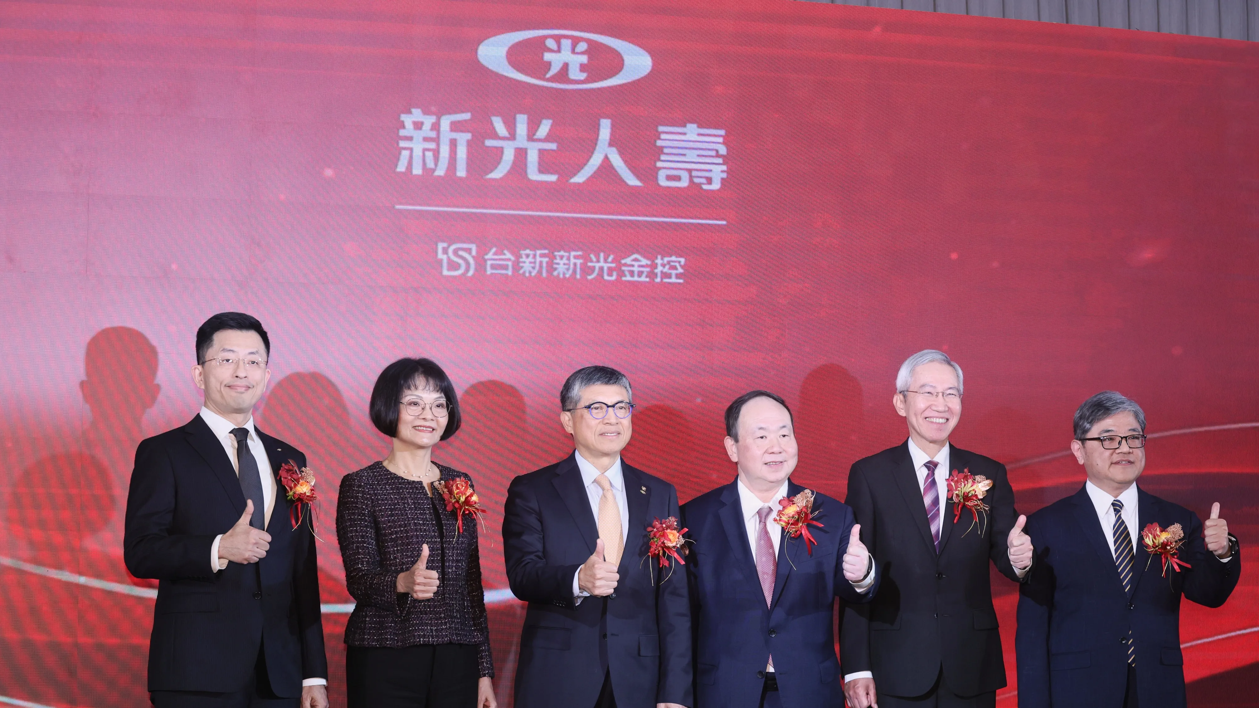 20260102-新光人壽證券投資總處執行長王世聰資深副總(左起)、財會精算總處執行長林宜靜執行副總、總經理黃敏義、資深執行副總戴朝暉、業務通路總處執行長劉信成執行副總、不動產總處執行長陳芝貴資深副總,2日出席新光人壽與台新人壽合併茶會。(柯承惠攝)