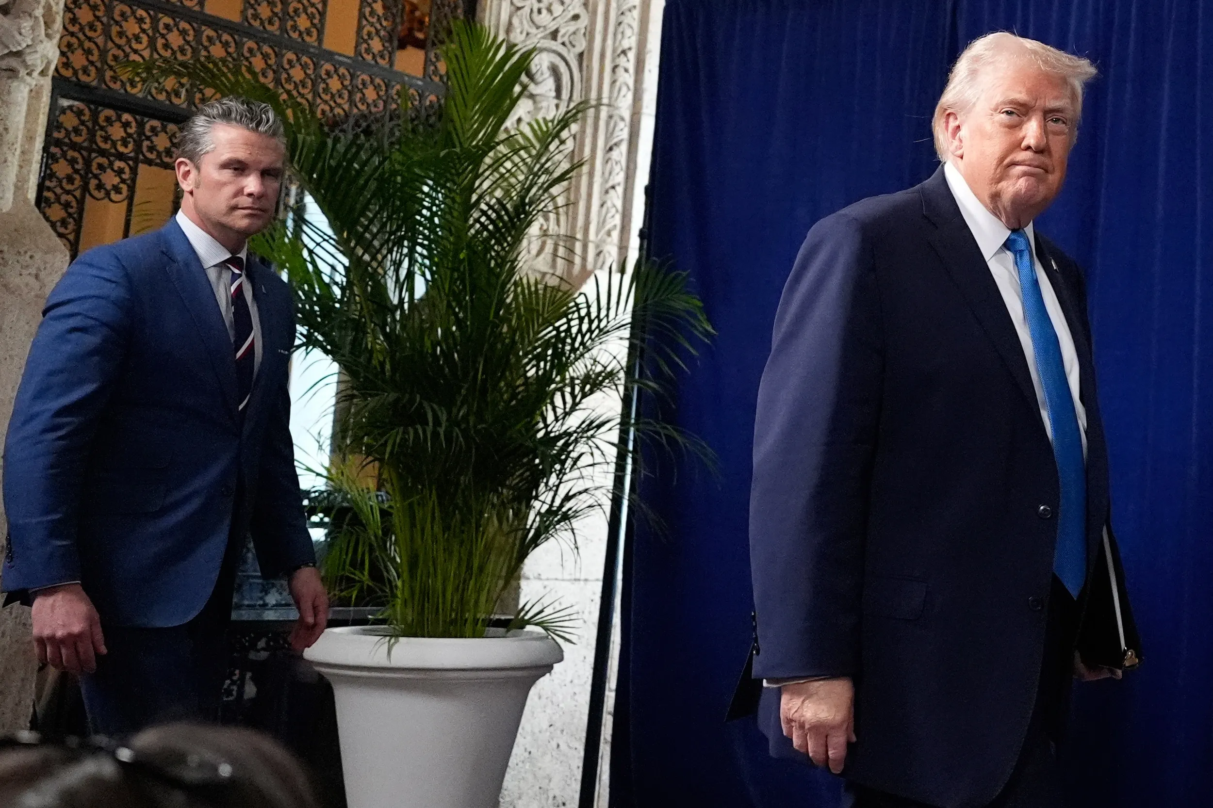 2025年1月3日，美國總統川普與防長赫格塞斯召開記者會，說明抓捕馬杜洛的行動與後續措施。（美聯社）