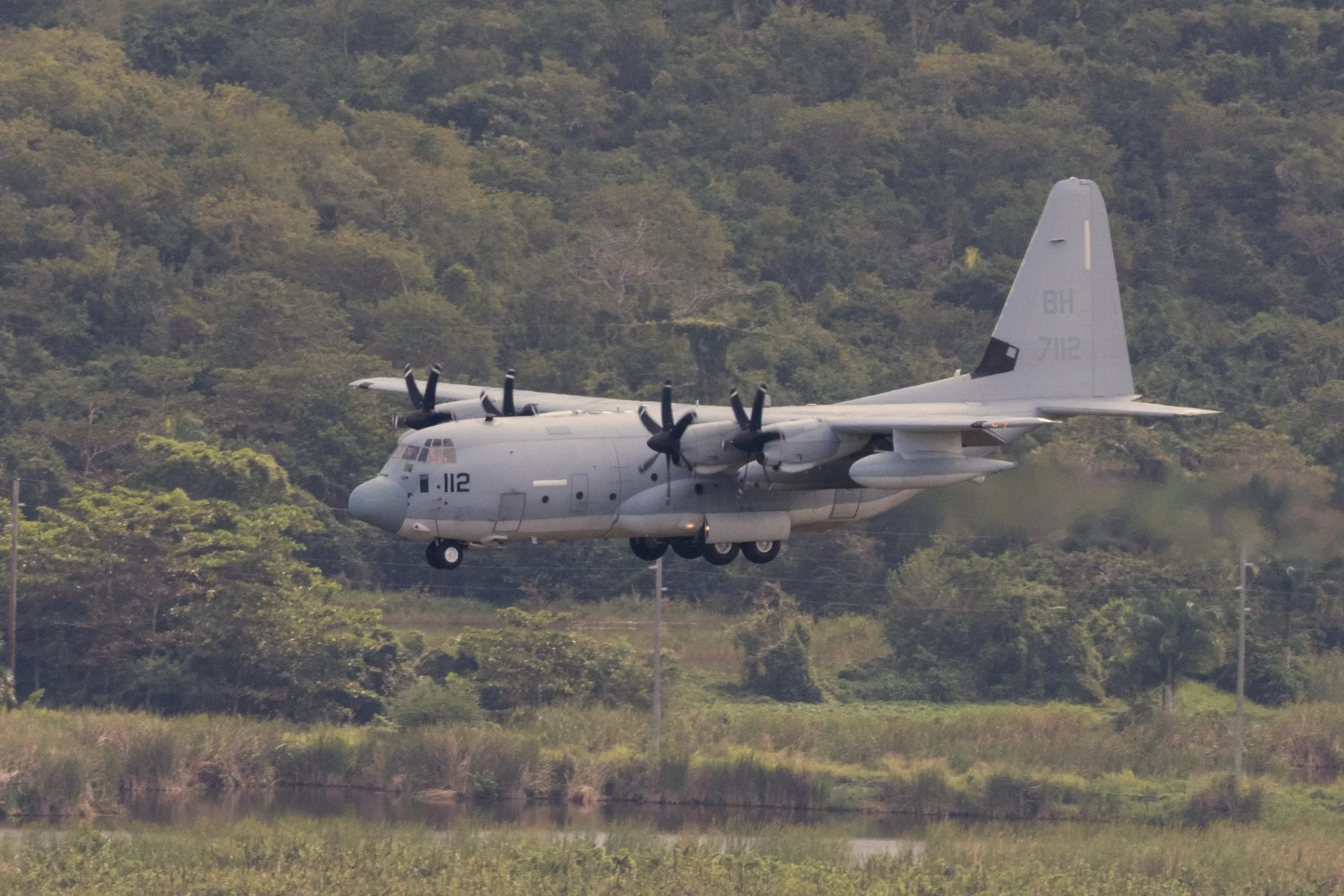 2026年1月3日，美軍陸戰隊的KC-130運輸機在波多黎各基地降落。（美聯社）