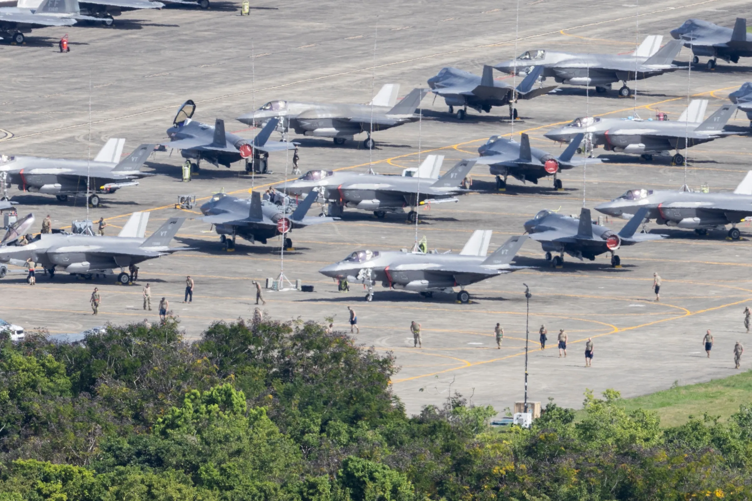 2026年1月3日，美軍部署在波多黎各基地的大量F-35戰機。（美聯社）