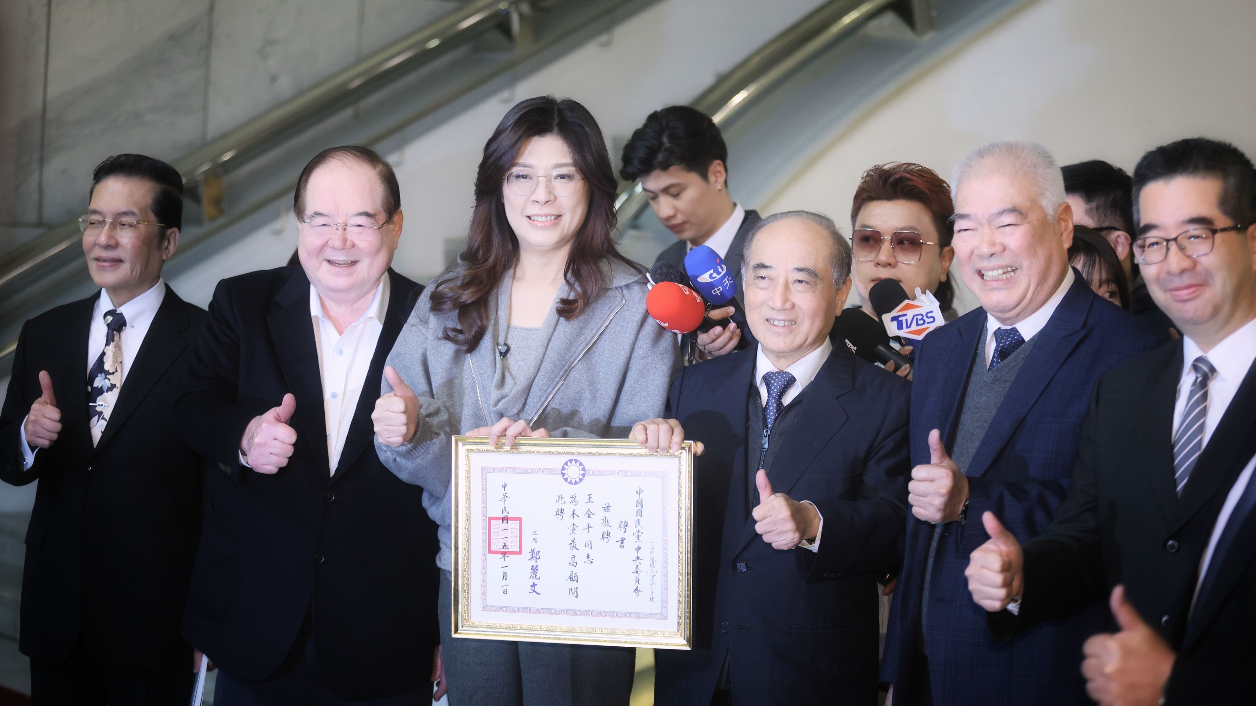 20260105-國民黨主席鄭麗文（左三）與四位副主席5日拜會前立法院長王金平（右三）並致送最高顧問聘書。（柯承惠攝）