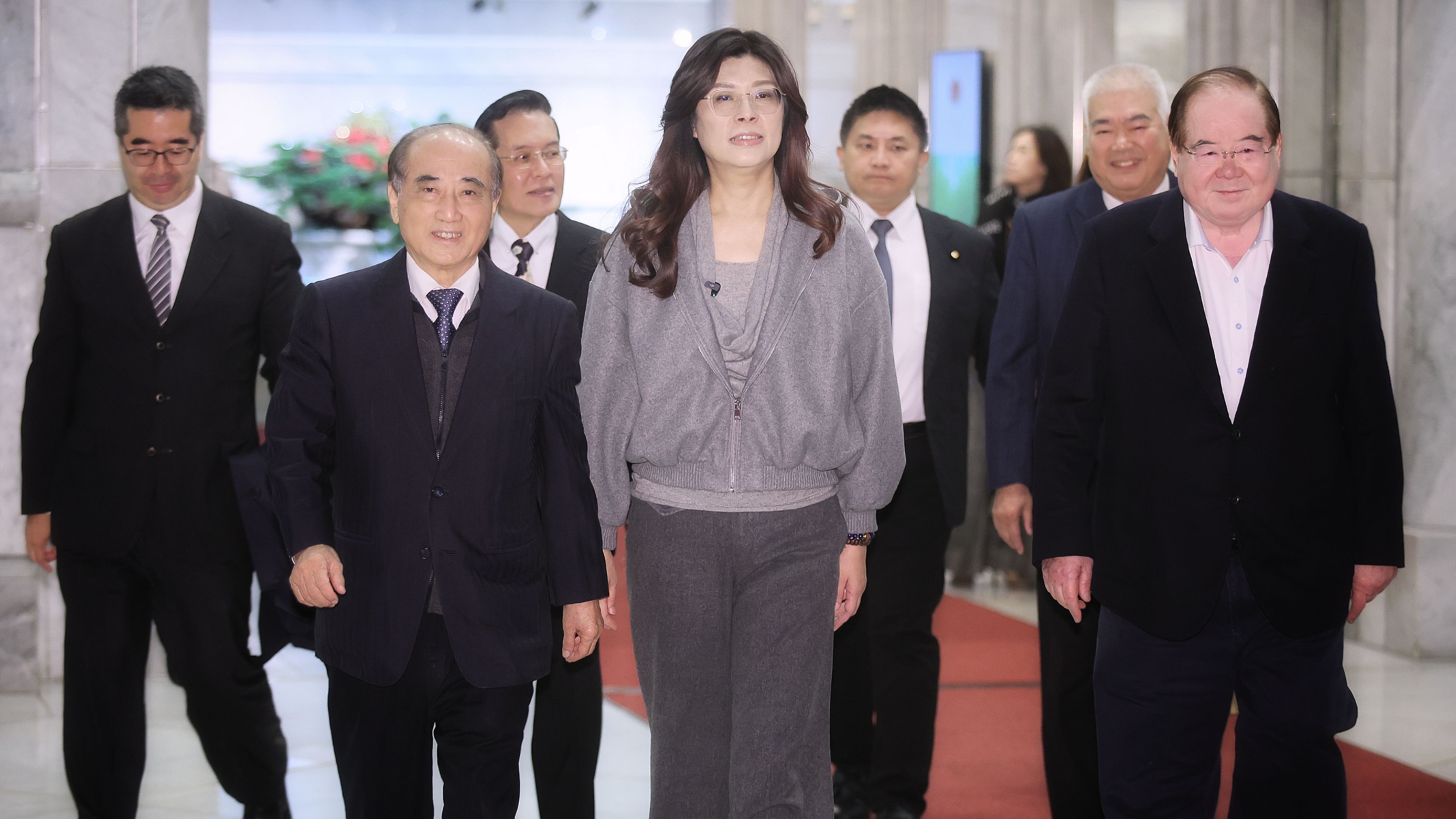 20260105-國民黨主席鄭麗文（前中）與四位副主席5日拜會前立法院長王金平（前左）並致送最高顧問聘書。（柯承惠攝）