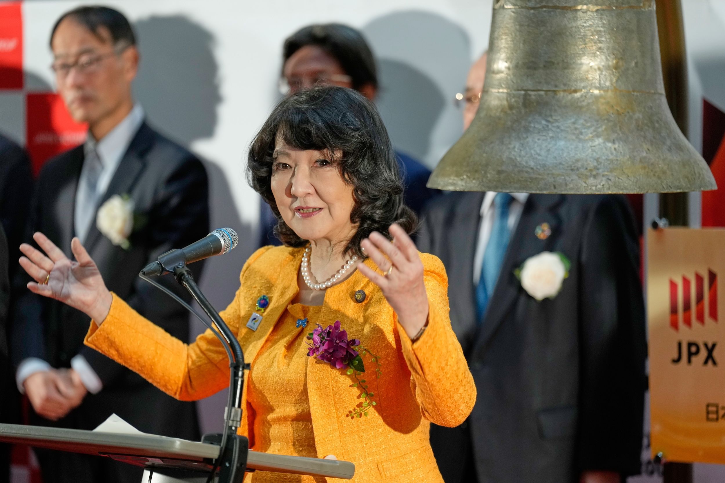 2026年1月5日，東京證券交易所舉行開市儀式，由日本財務大臣片山皋月敲響開市鐘。（美聯社）