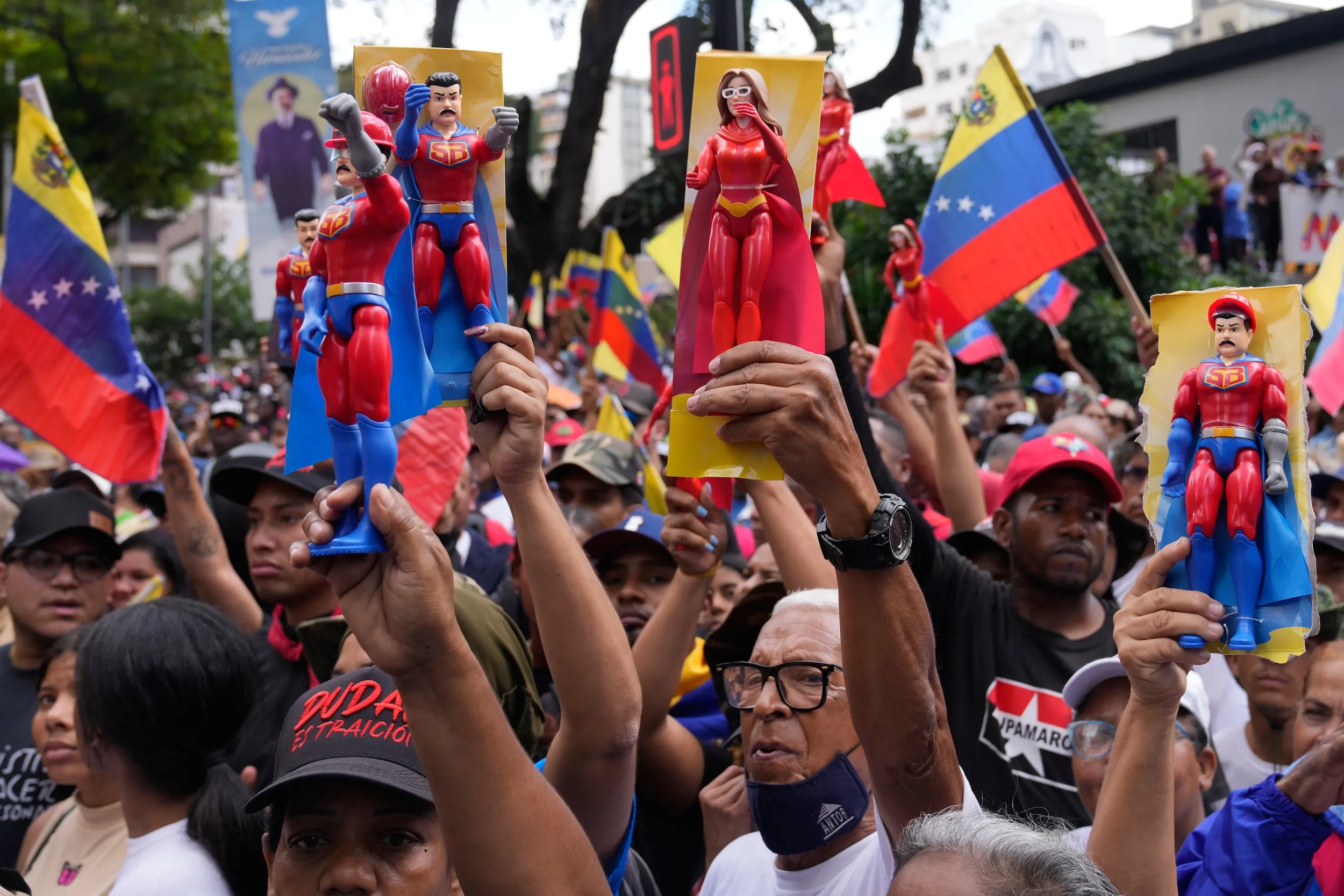2026年1月4日，馬杜洛的支持者在卡拉卡斯街頭手持電視節目《超級大人物》（Super Bigote）中的玩偶（馬杜洛和第一夫人弗洛雷斯為原型），呼籲美國政府放人。（美聯社）