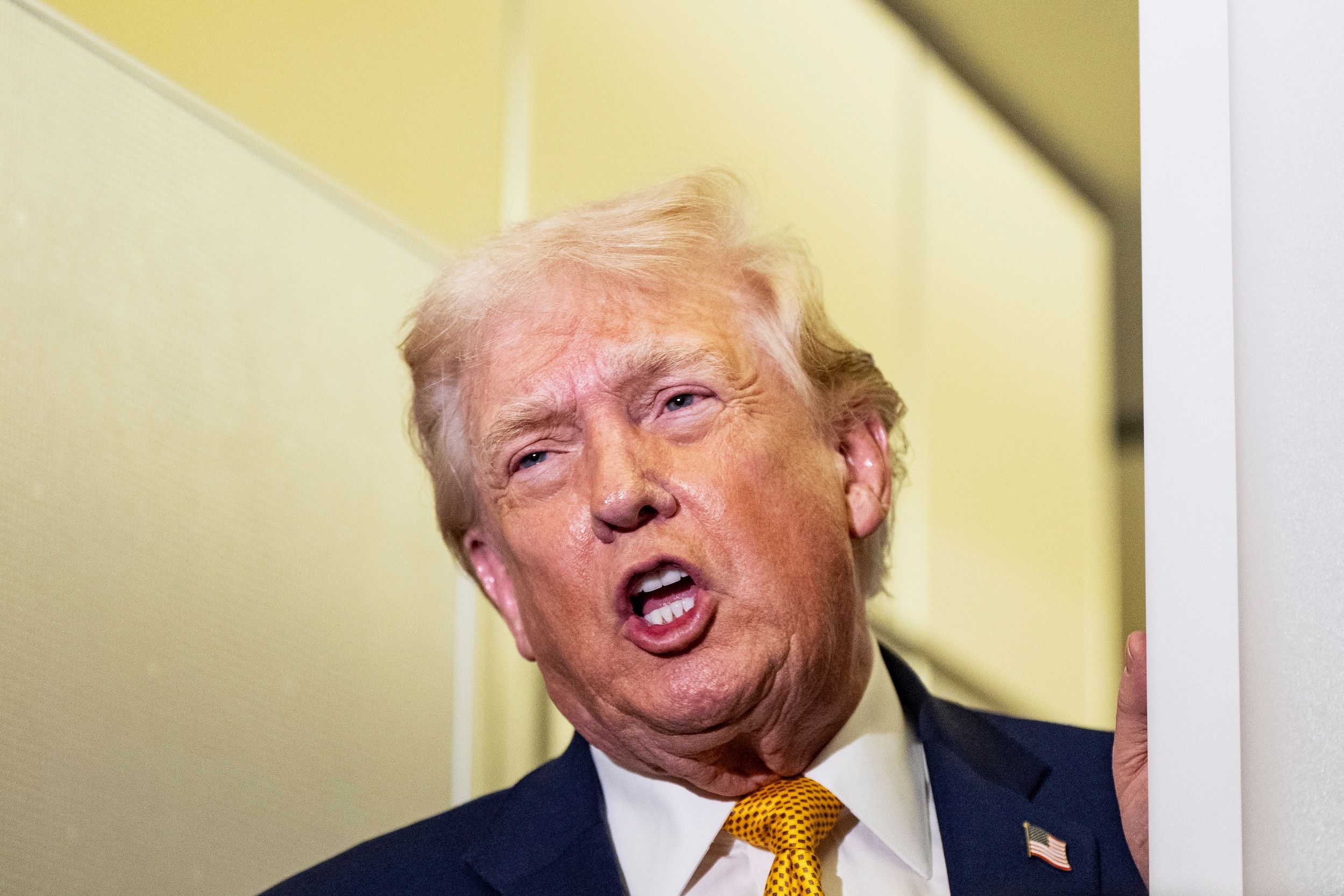 2026年1月4日，美國總統川普搭乘空軍一號從佛羅里達州前往華府。（美聯社）