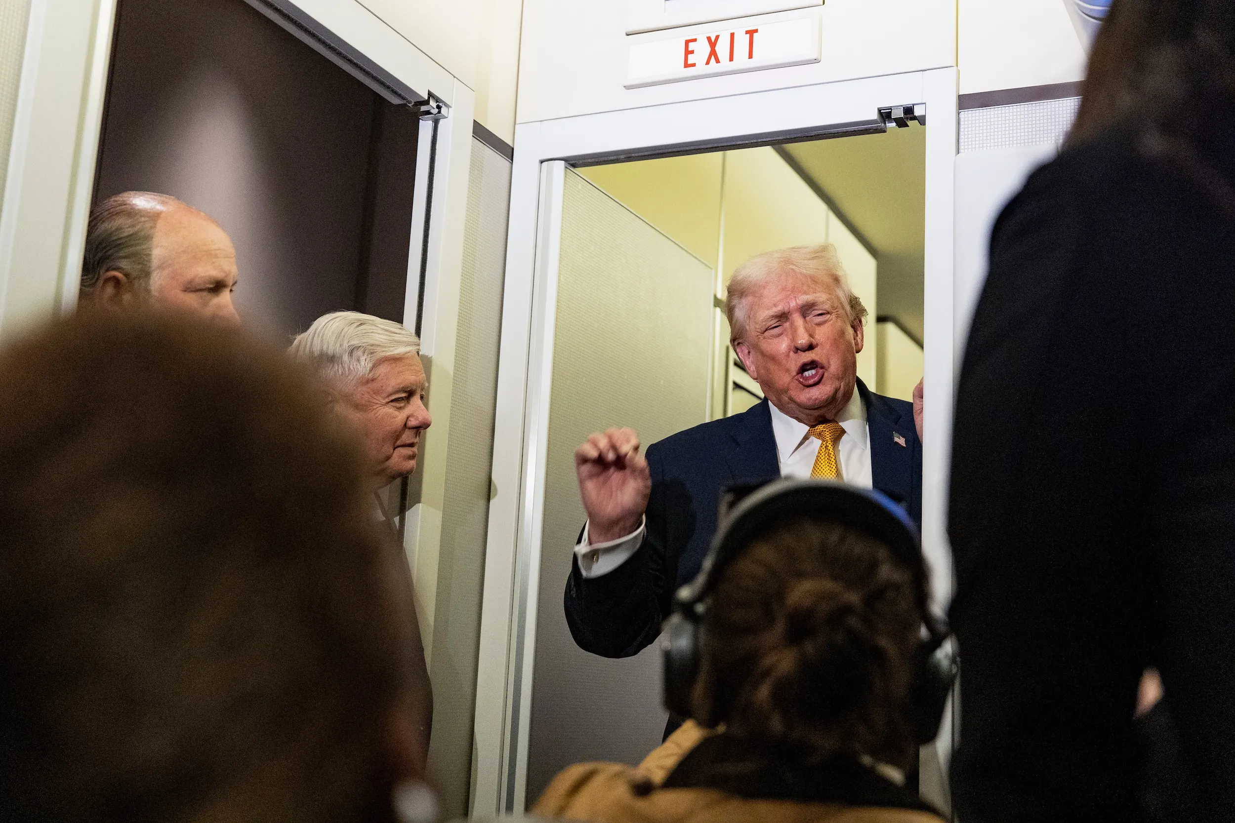 2026年1月4日，美國總統川普搭乘空軍一號從佛羅里達州前往華府。（美聯社）