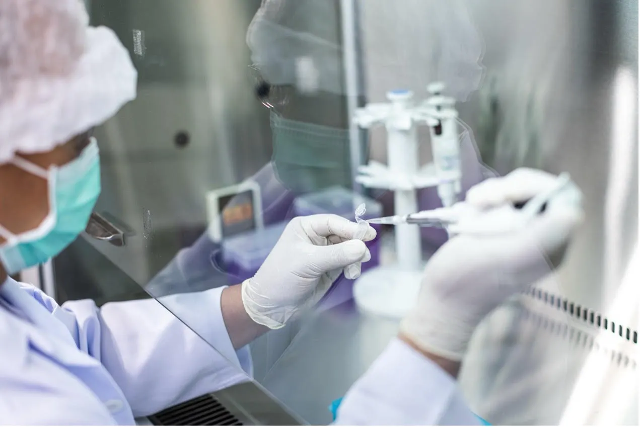 樂美生科長期投入頭皮與健髮相關研究，透過實驗室研發與製程控管，持續優化產品配方與使用體驗，累積穩定且可長期應用的專業基礎。（圖／Shutterstock） 