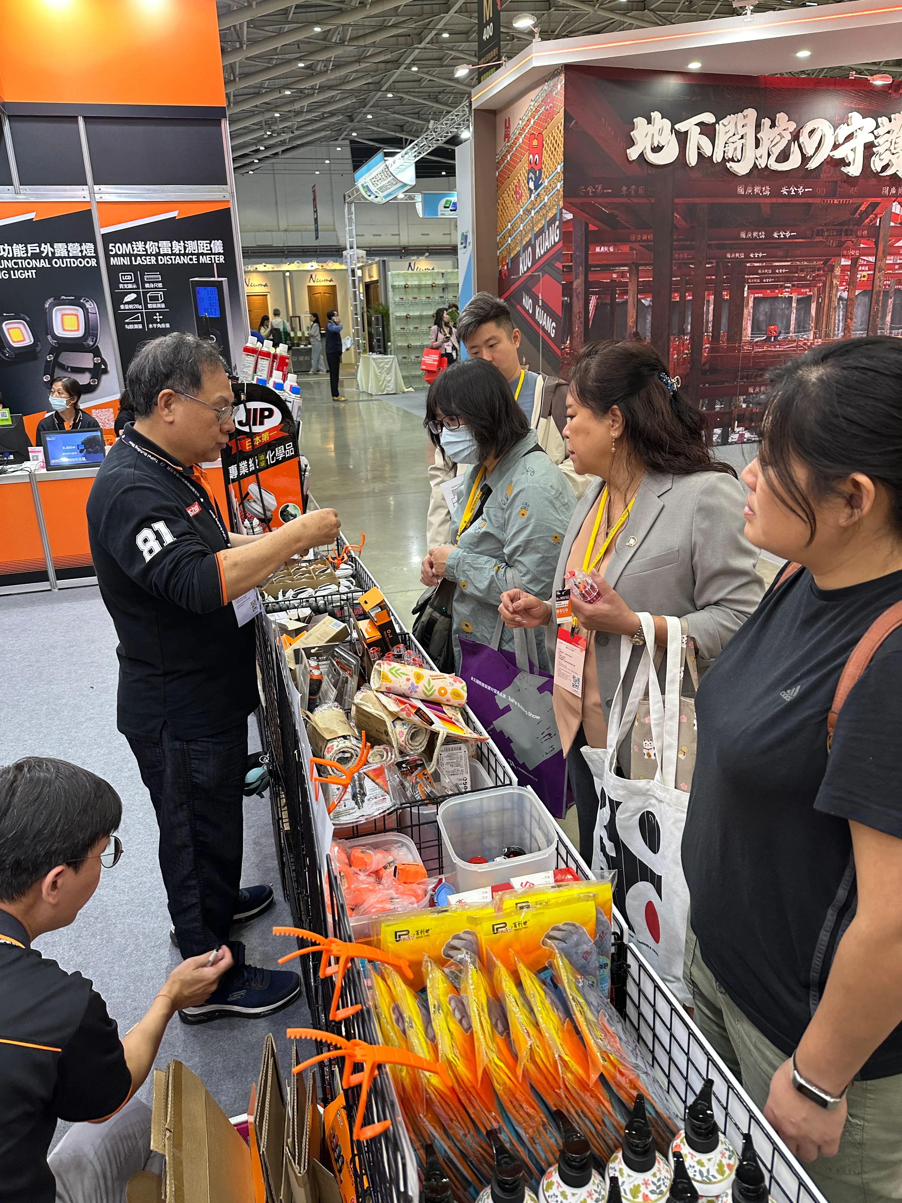 近年因居住型態改變,台灣消費者普遍願意嘗試 DIY,而百利世則化身專業教育家,藉由各平台或場域推動工具使用知識教學。