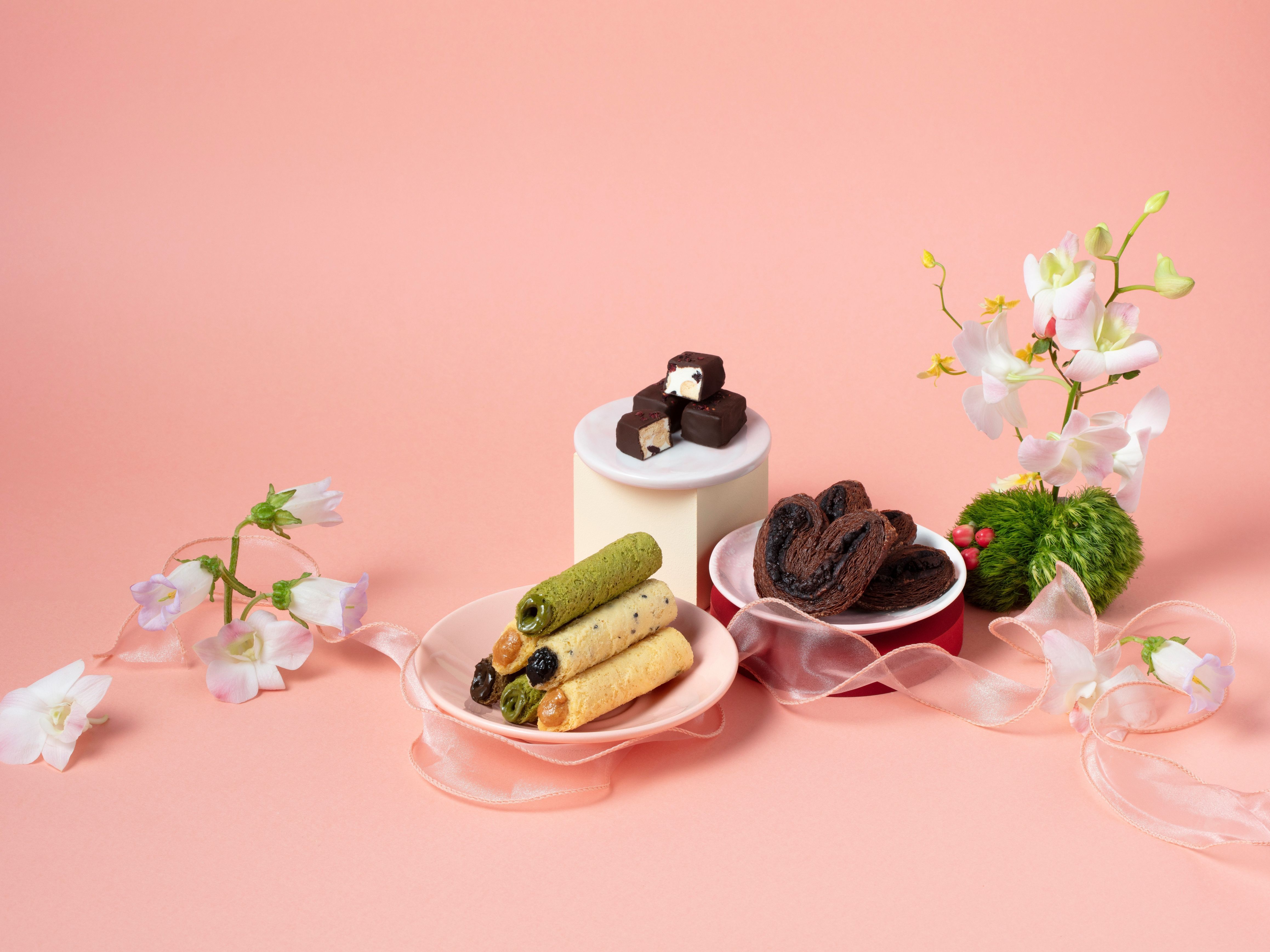 期間限定「榛果可可蛋捲」及全新「夾餡牛軋派」堅持以更豐富的層次體驗詮釋經典，呼應青鳥旅行為吃貨創造幸福的承諾。