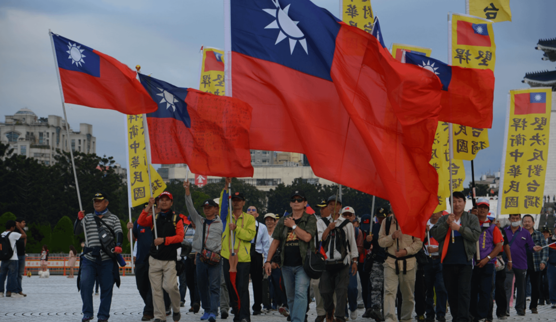 2023年10月31日紀念蔣公誕辰，高安國發起「捍衛歷史正義、守護民主陣營」百面義旗繞行中正紀念堂活動。（作者提供）