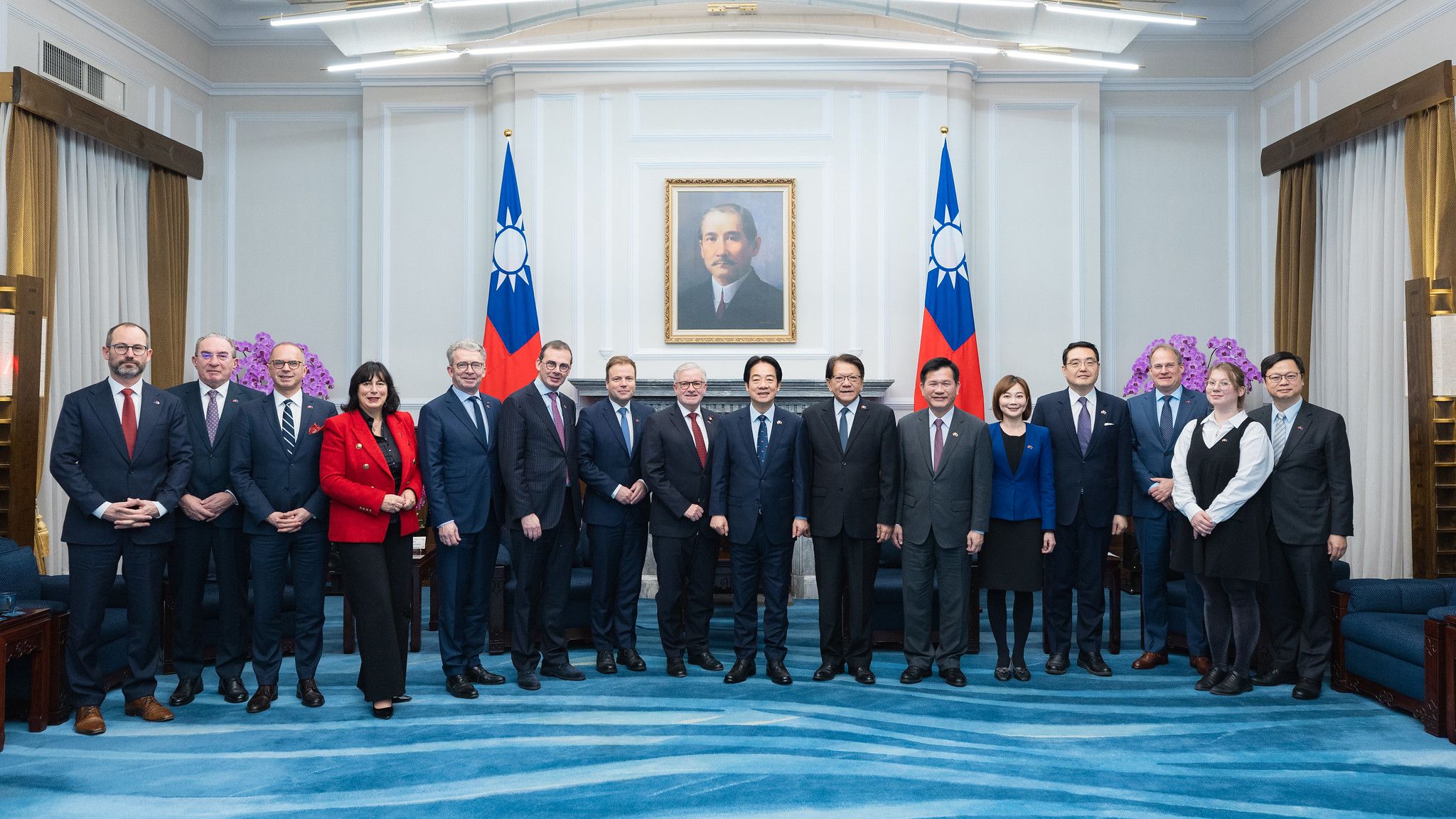 20260106-由德國籍歐洲議會友台小組主席凱勒（左）率領的歐洲議會人民黨團議員團6日前往總統府拜會總統賴清德。（總統府提供）