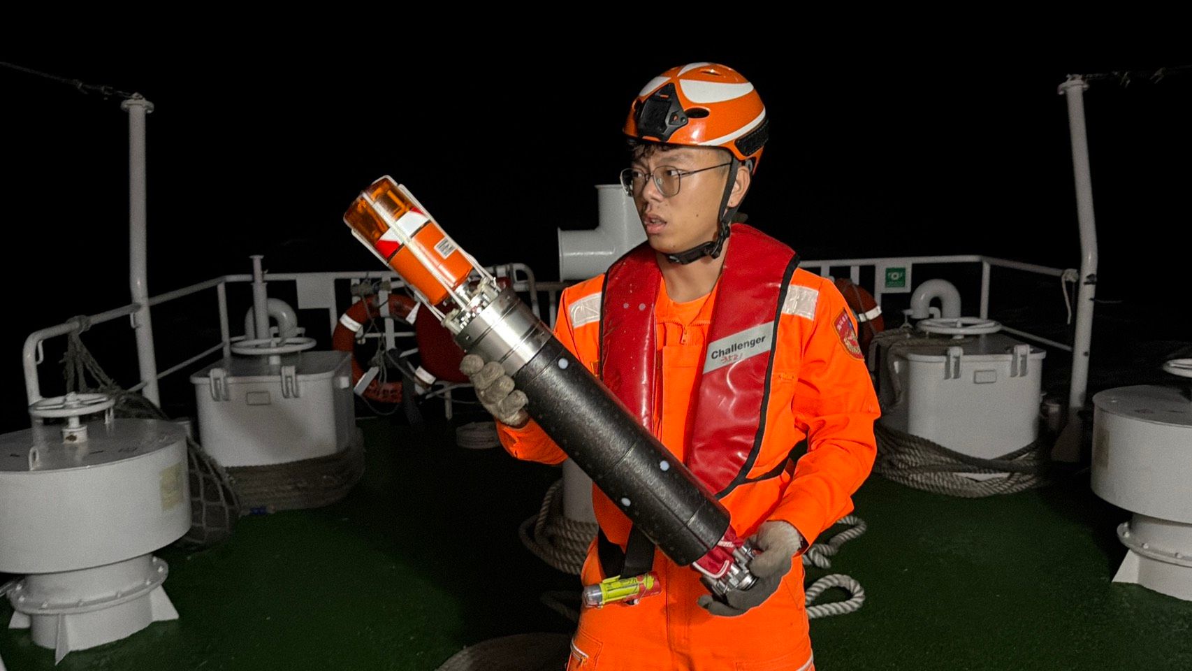 20260106-巡防艇在現場施放海難測流浮標(SLDMB)。(海巡署提供)