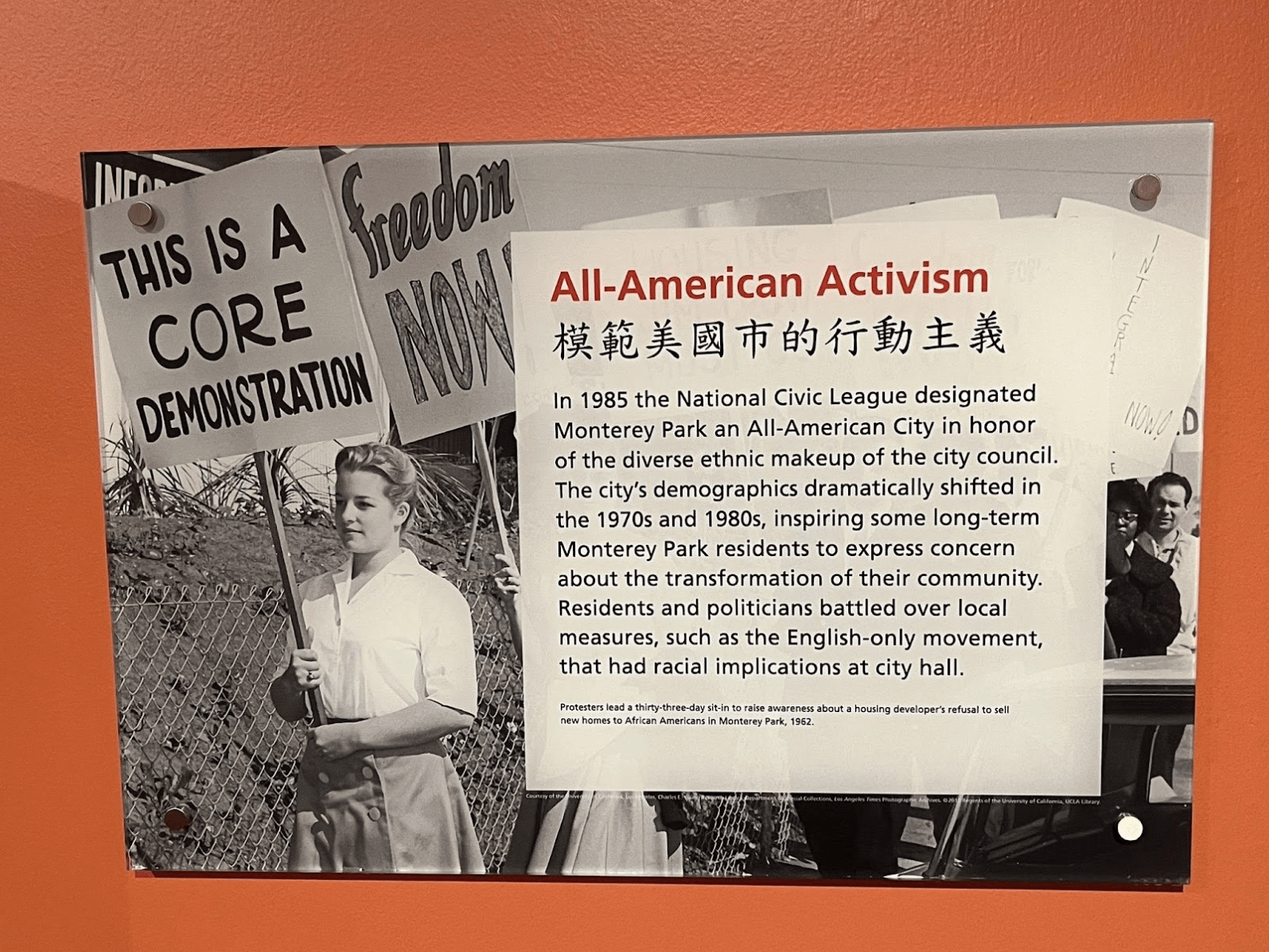 1985年，聖蓋博古華人與支持他們的白人自由派走上街頭，捍衛南加州移民的多元性。（許劍虹提供）